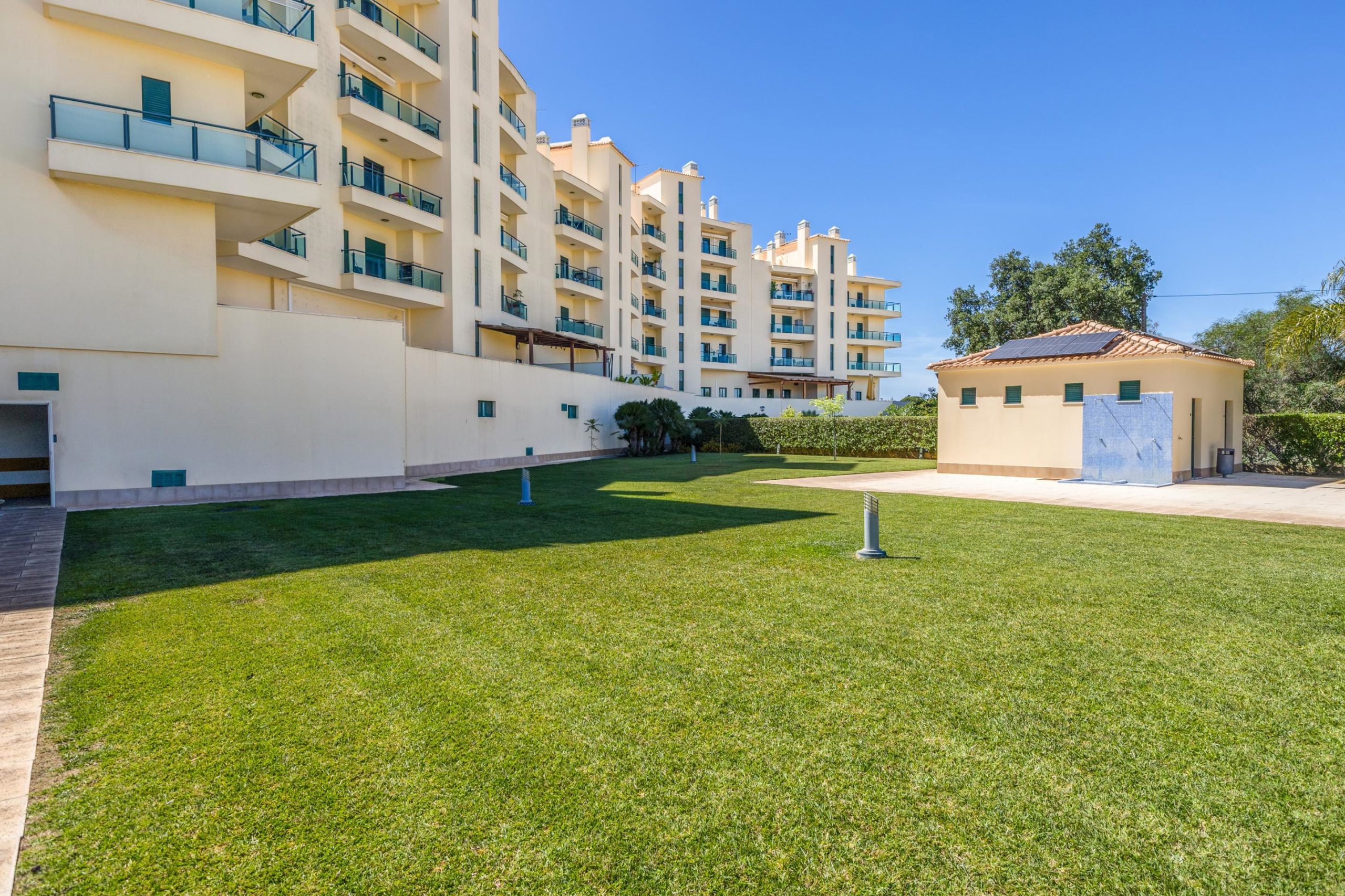 Apartamento de 3 dormitorios en Condominio Privado con Piscinas en Quarteira