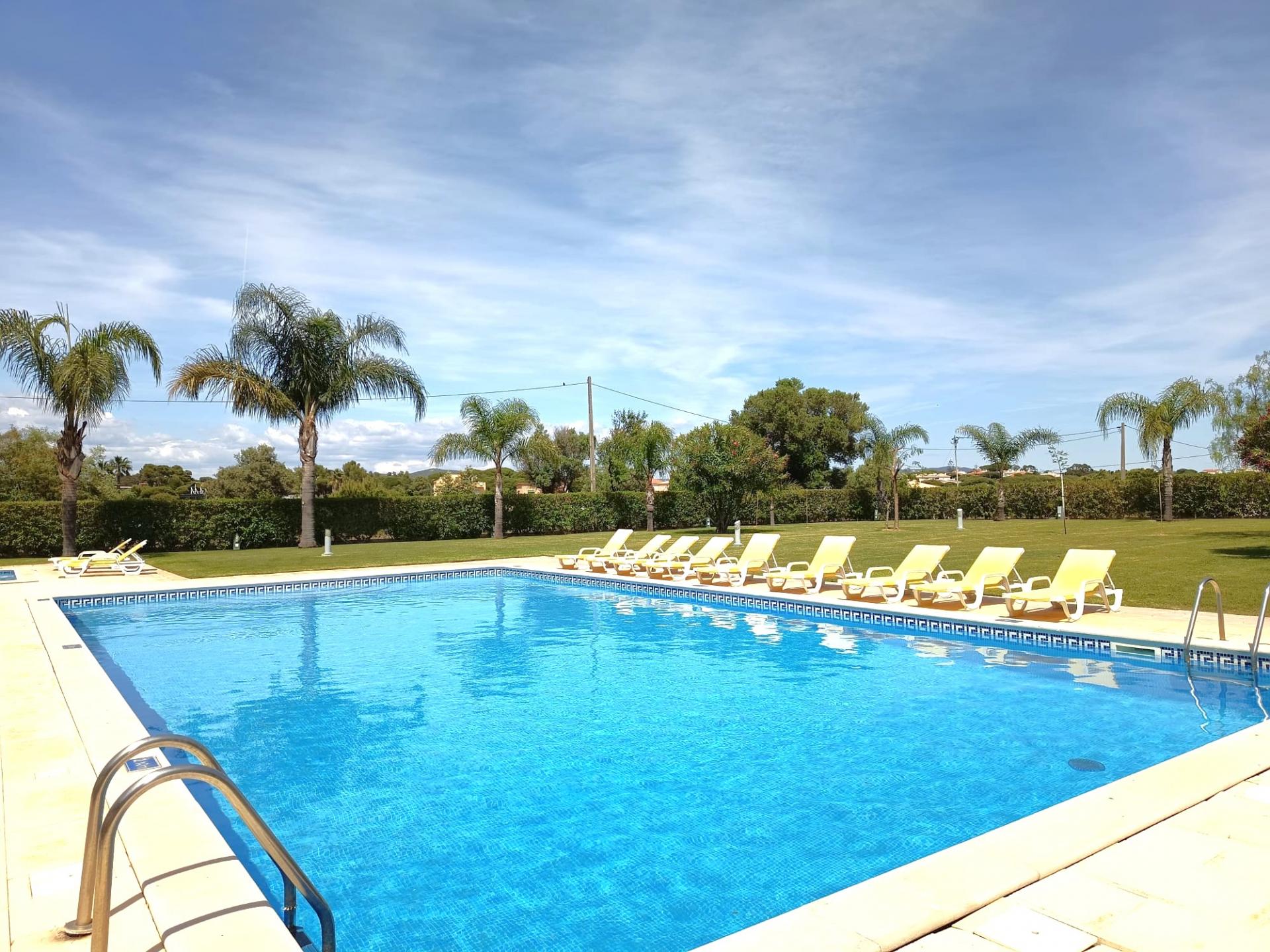 Apartamento de 3 dormitorios en Condominio Privado con Piscinas en Quarteira