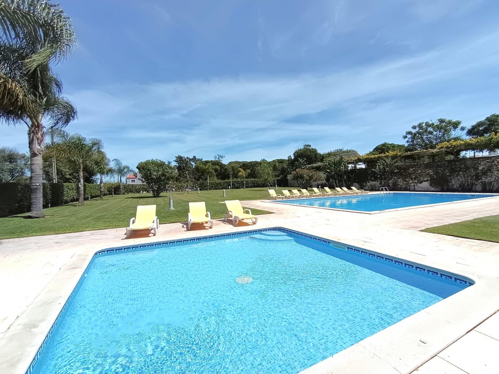 Apartamento de 3 dormitorios en Condominio Privado con Piscinas en Quarteira