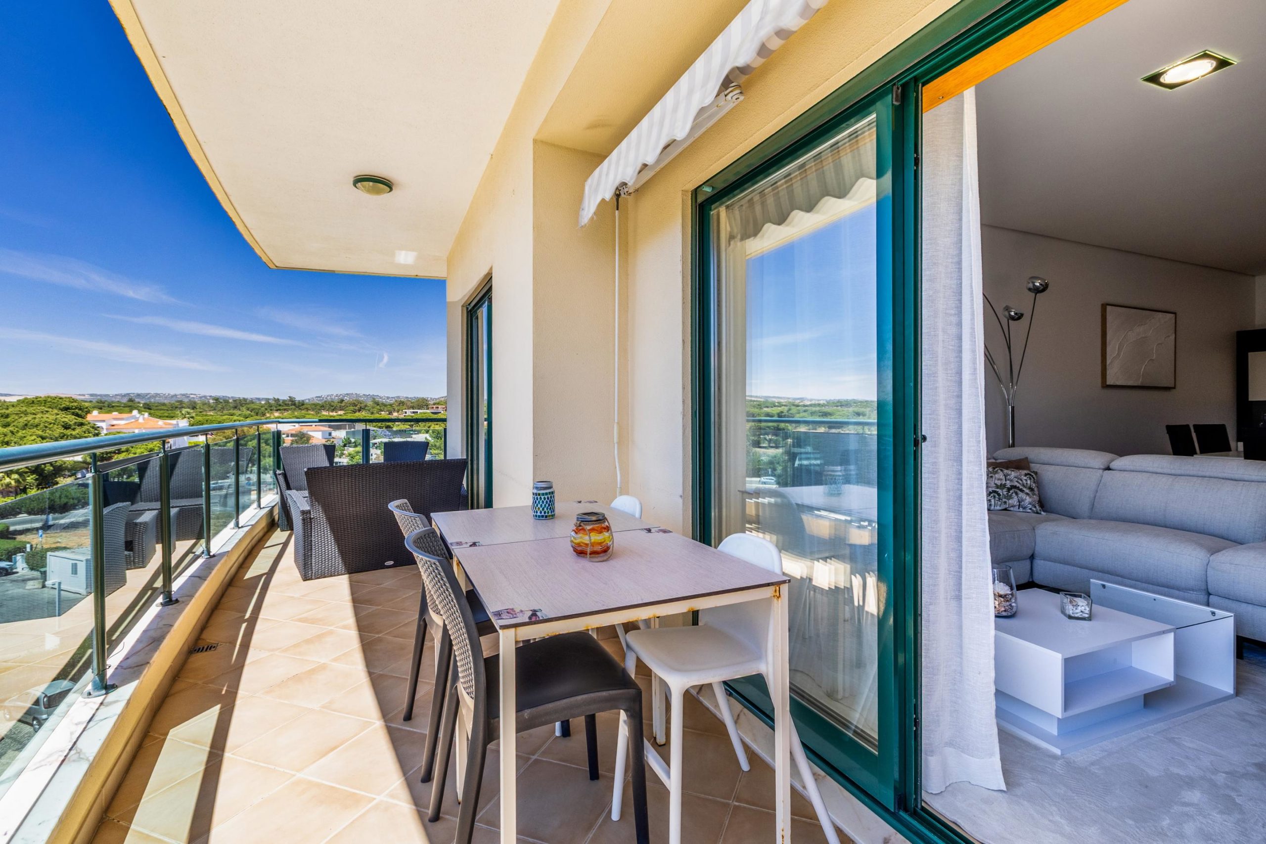 Apartamento de 3 dormitorios en Condominio Privado con Piscinas en Quarteira