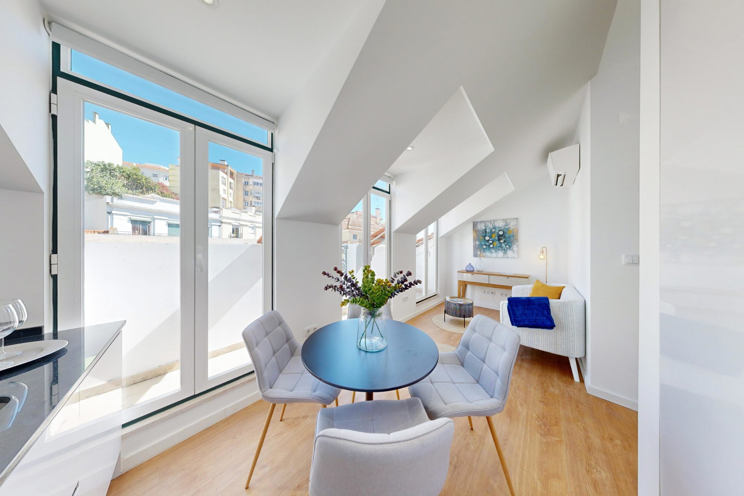 Excellent furnished and decorated 2-bedr. flat in São Vicente.