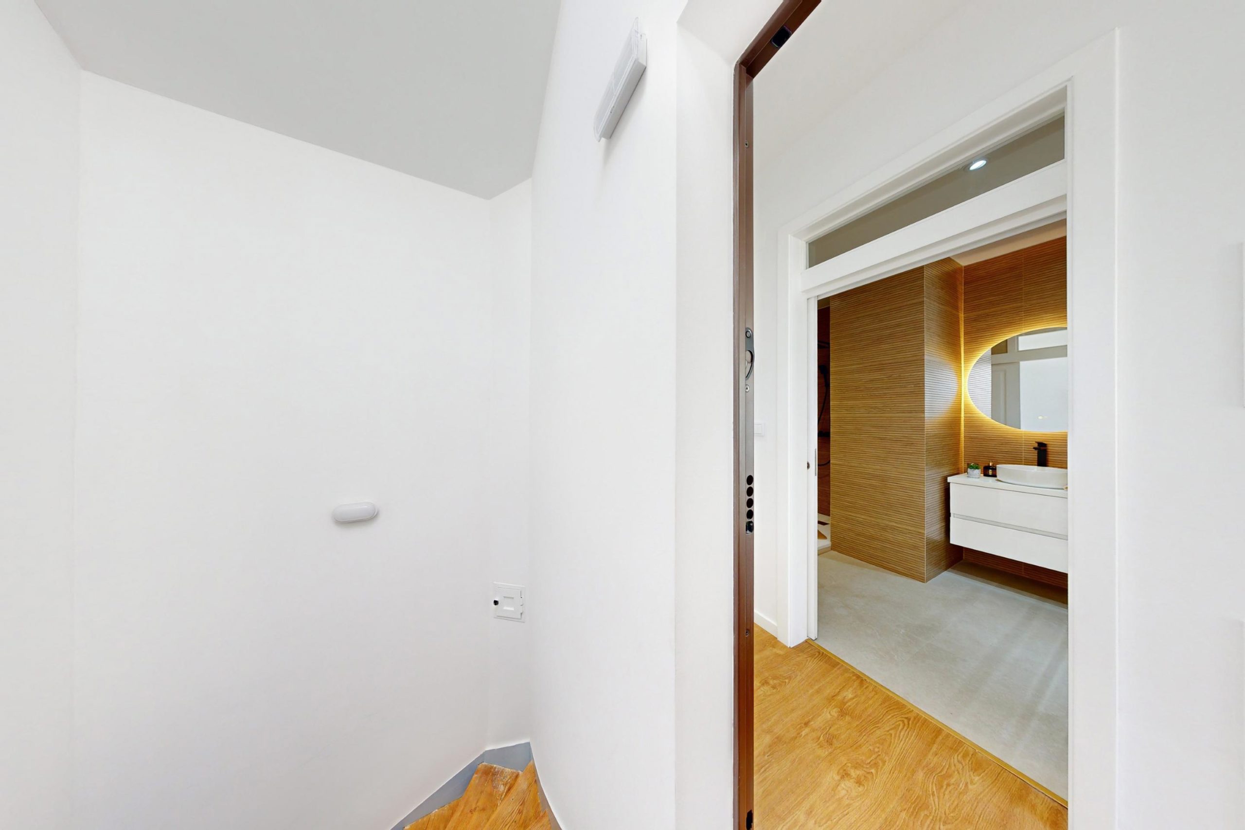 Excellent furnished and decorated 2-bedr. flat in São Vicente.