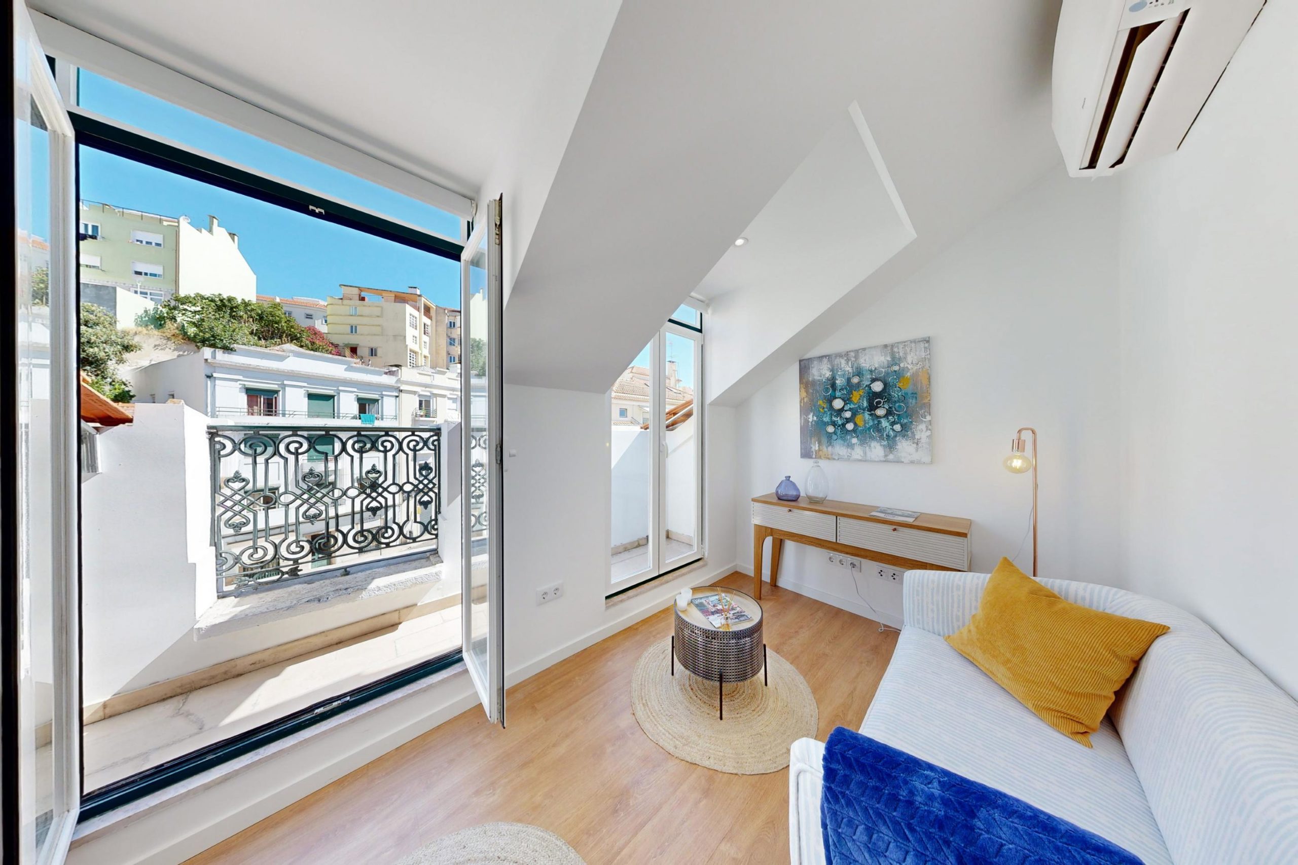 Excellent furnished and decorated 2-bedr. flat in São Vicente.