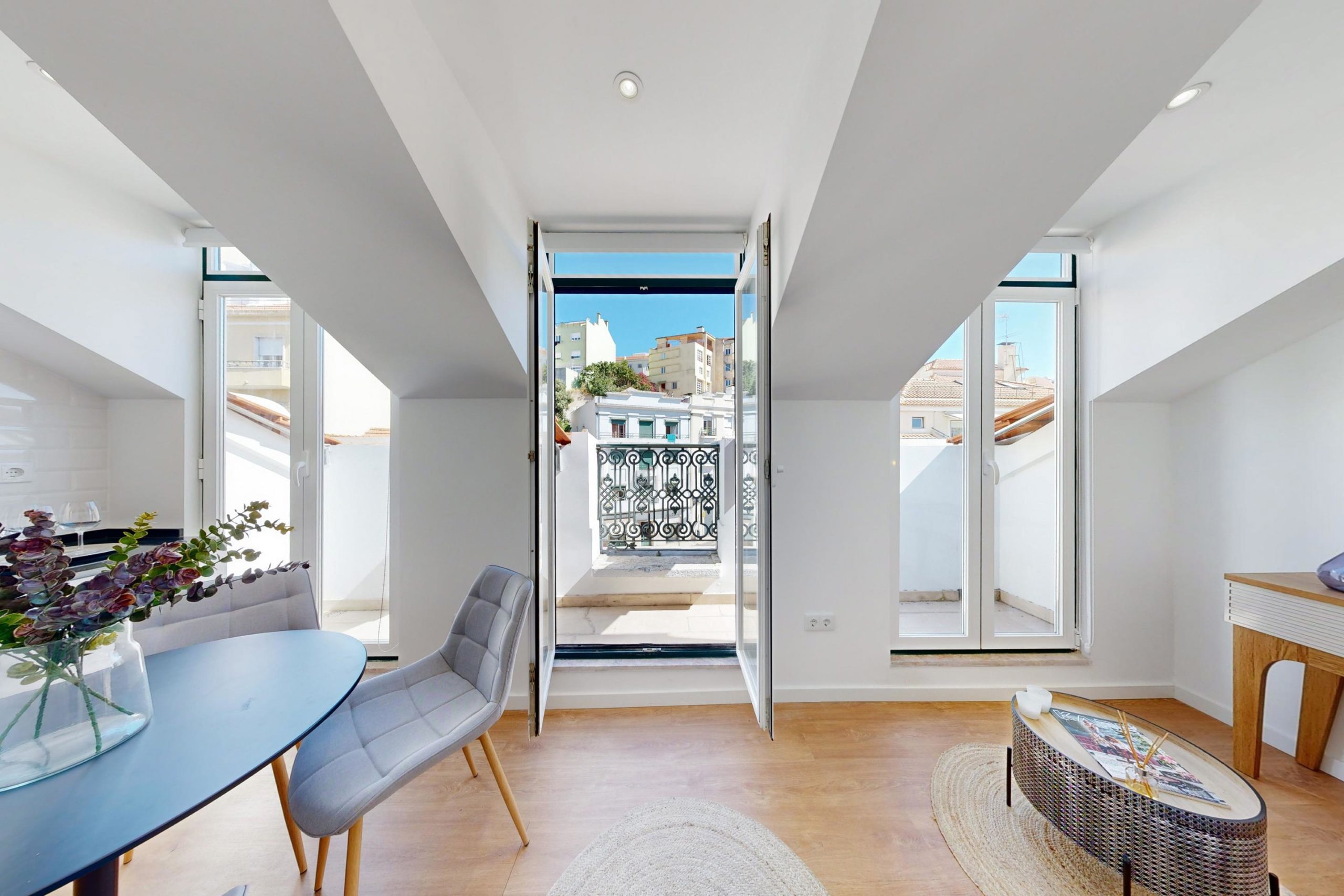 Excellent furnished and decorated 2-bedr. flat in São Vicente.