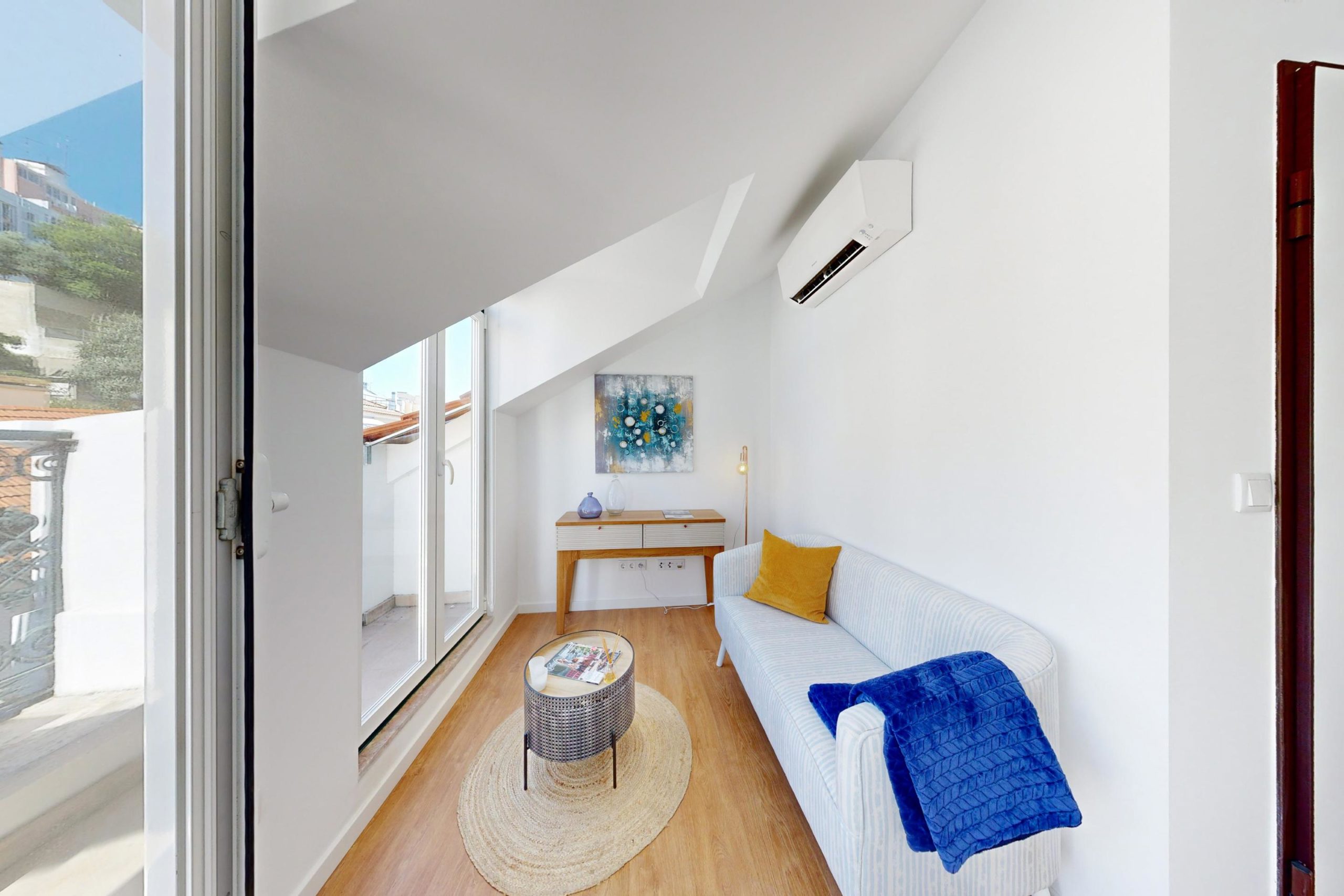 Excellent furnished and decorated 2-bedr. flat in São Vicente.