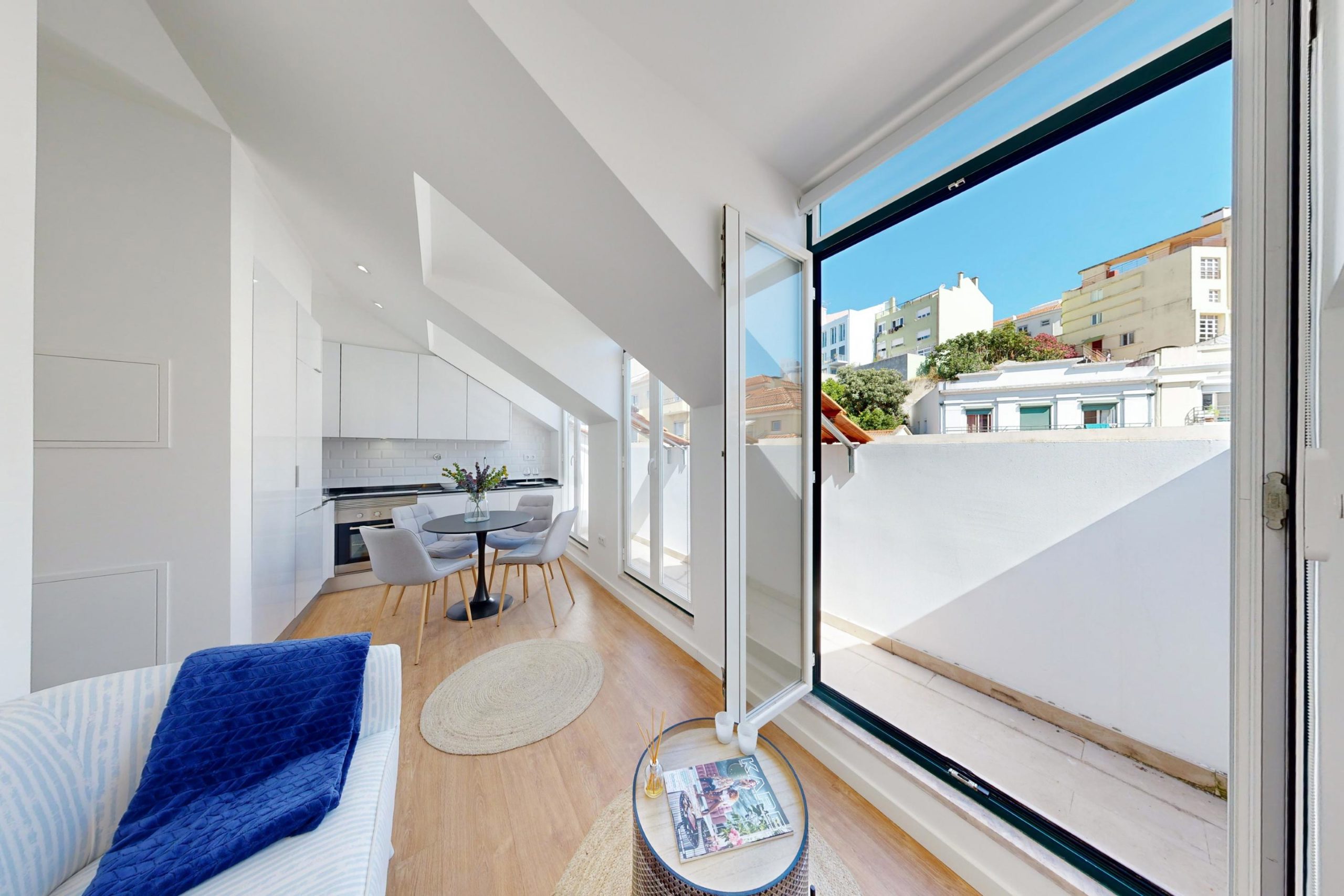 Excellent furnished and decorated 2-bedr. flat in São Vicente.