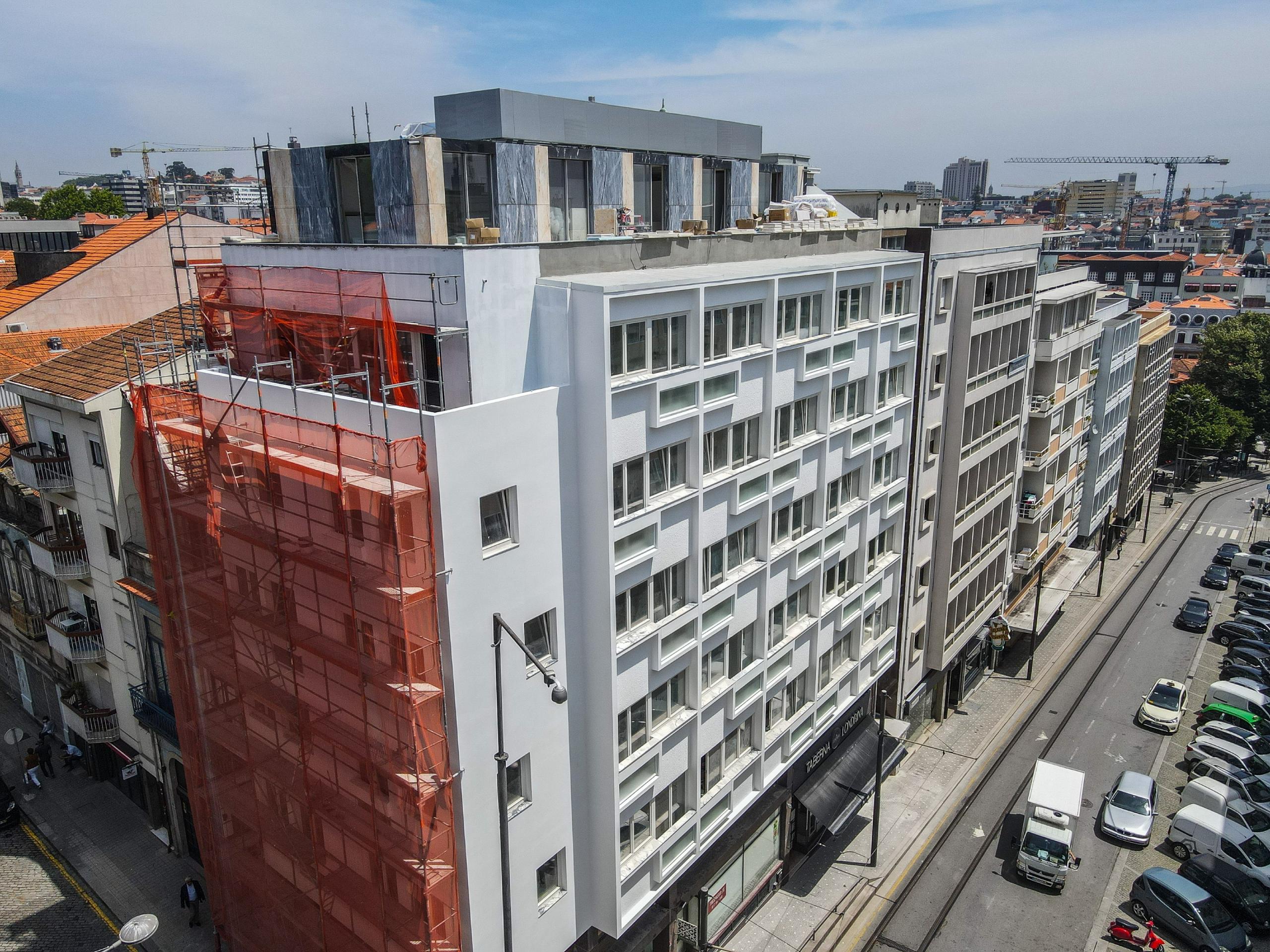 1-bedroom apartment 300m from Aliados Metro Station!