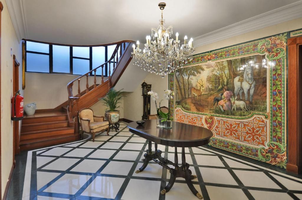 11-bedroom villa with 4 fronts, tourist license and 9 en-suite bedrooms