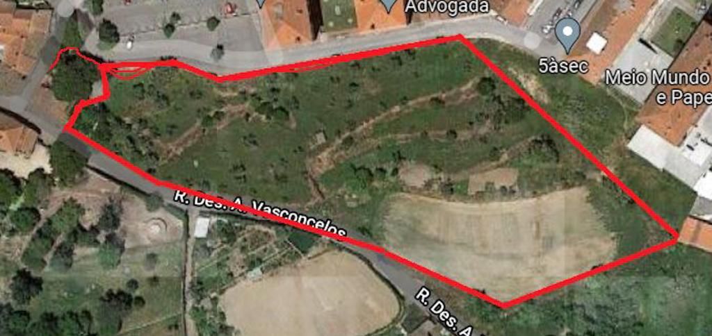 A plot of land in the center of Oliveira do Hospital