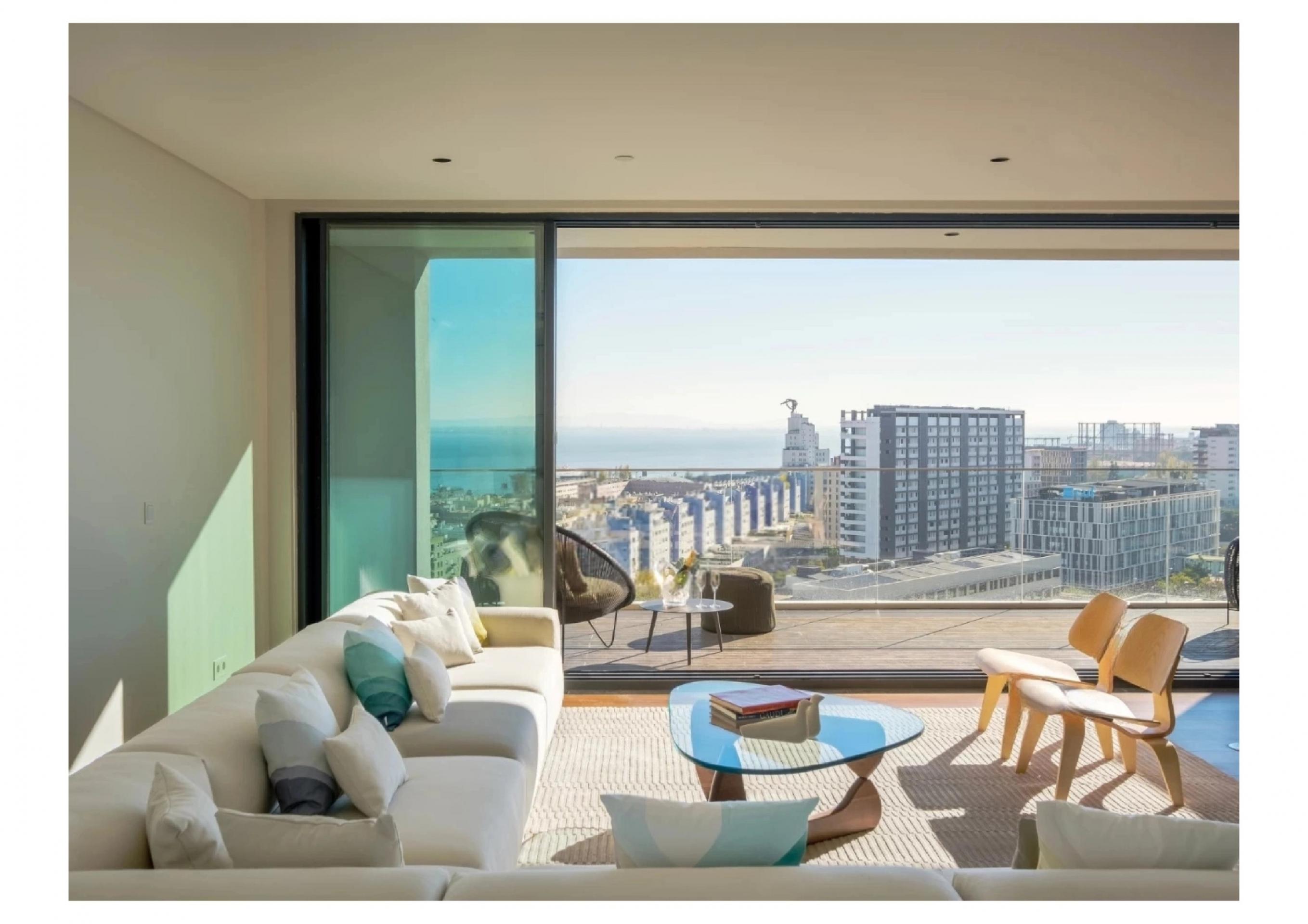 Fantastic 3+1 Bedroom Duplex Penthouse with 195.94 m² Living Area in Lisbon