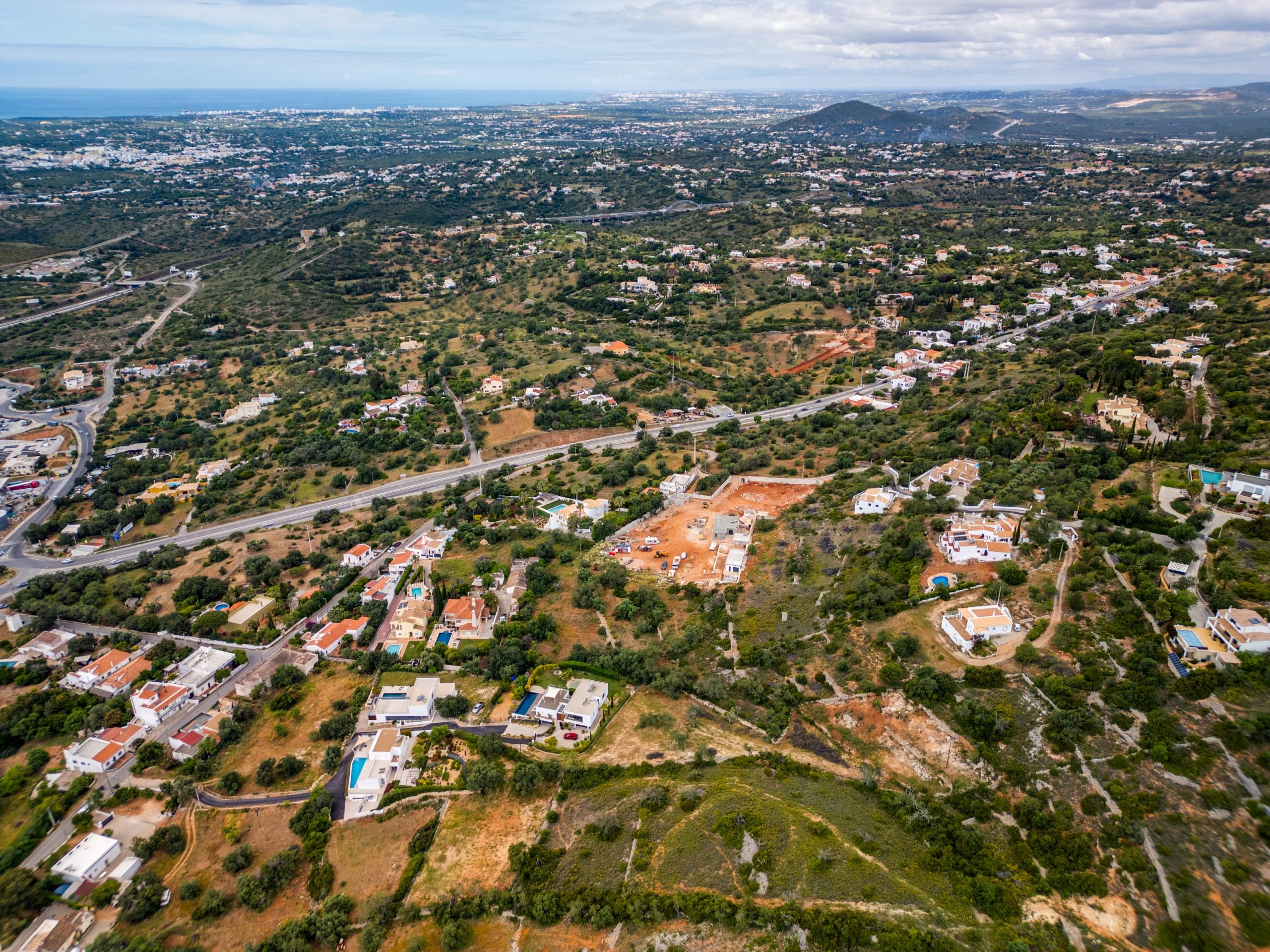 Terrain Urbain avec Projet Architectural Approuvé et Vue sur la Mer