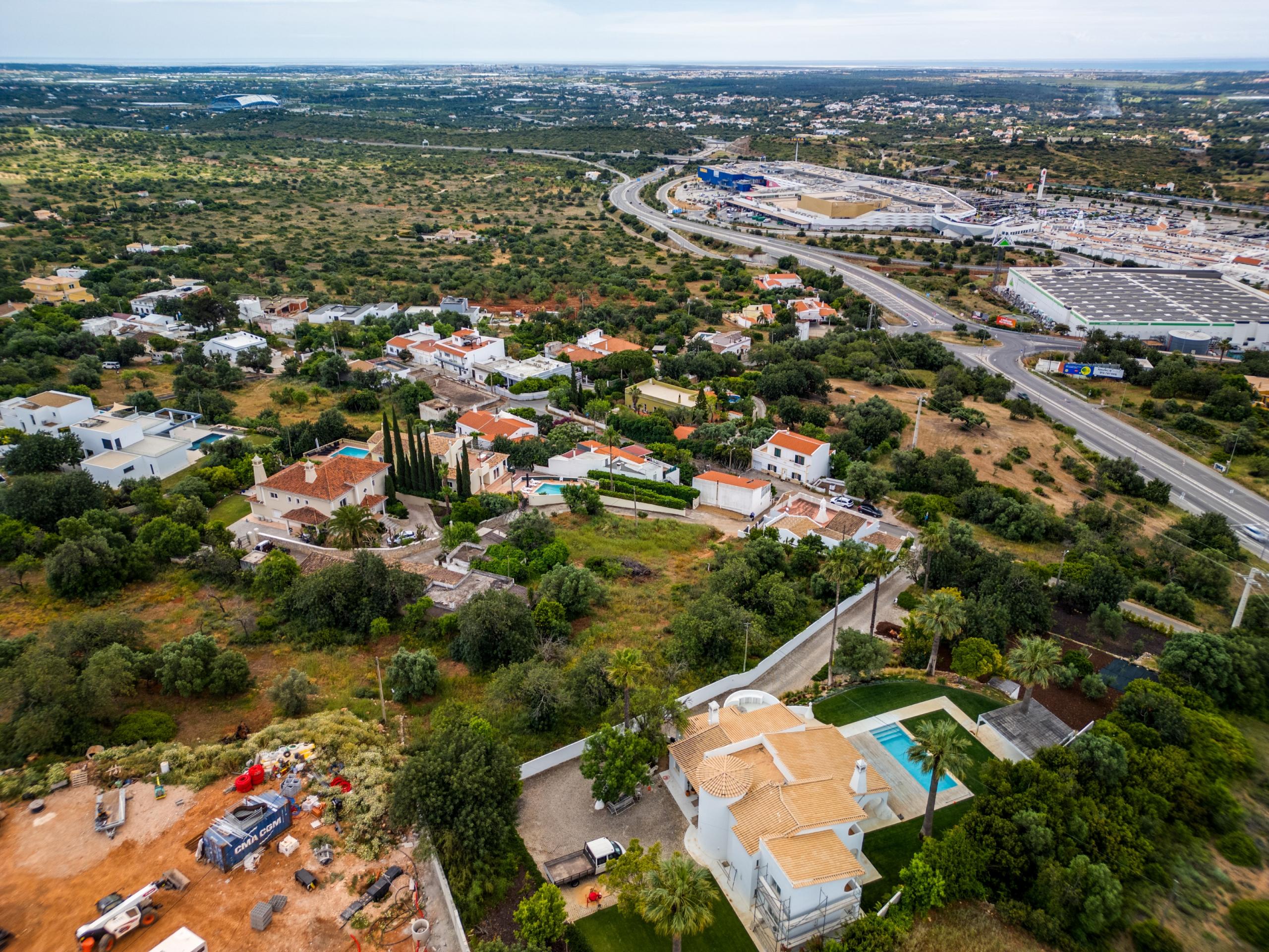 Terrain Urbain avec Projet Architectural Approuvé et Vue sur la Mer