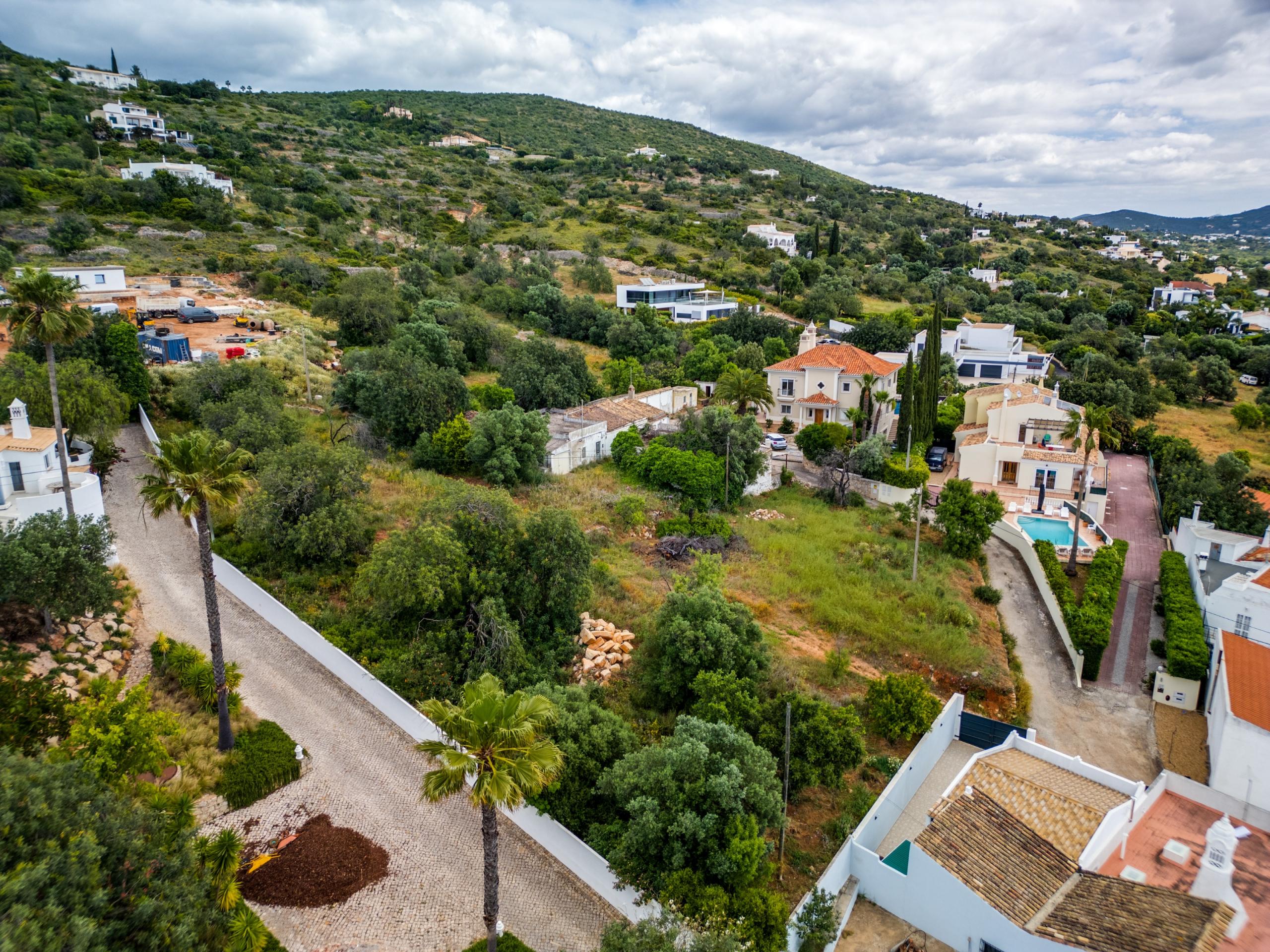 Terrain Urbain avec Projet Architectural Approuvé et Vue sur la Mer