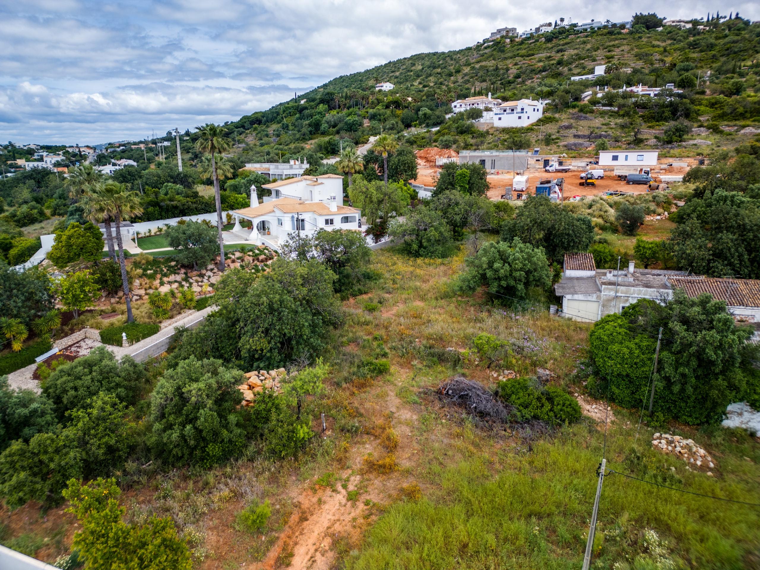 Terrain Urbain avec Projet Architectural Approuvé et Vue sur la Mer