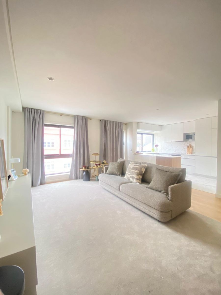 Moderno apartamento de 3 dormitorios con balcón y garaje en el corazón de Oporto