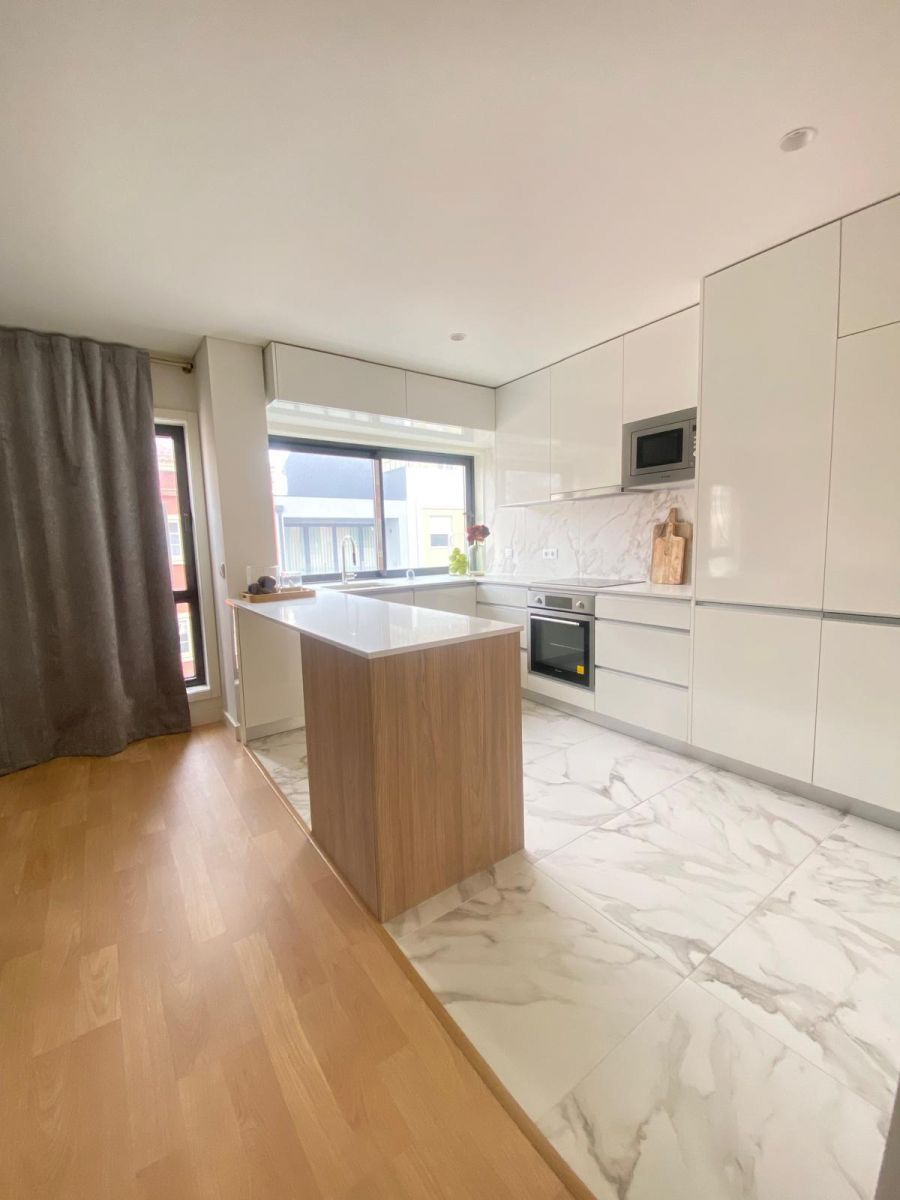 Moderno apartamento de 3 dormitorios con balcón y garaje en el corazón de Oporto