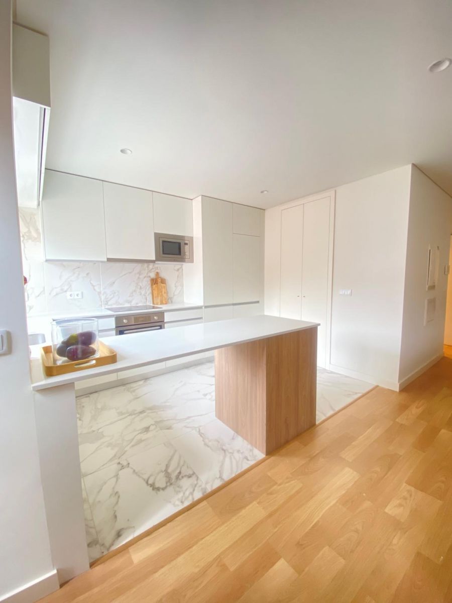 Moderno apartamento de 3 dormitorios con balcón y garaje en el corazón de Oporto