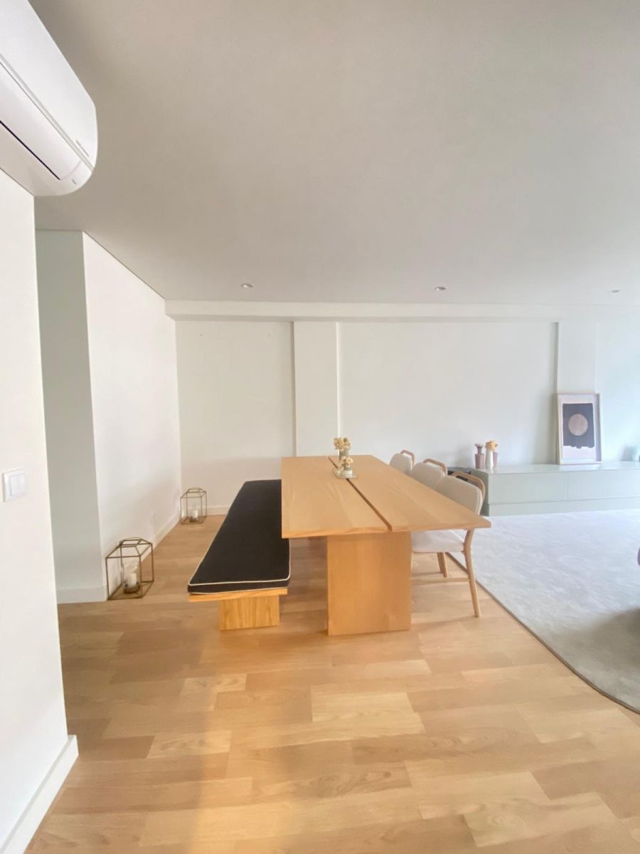 Moderno apartamento de 3 dormitorios con balcón y garaje en el corazón de Oporto
