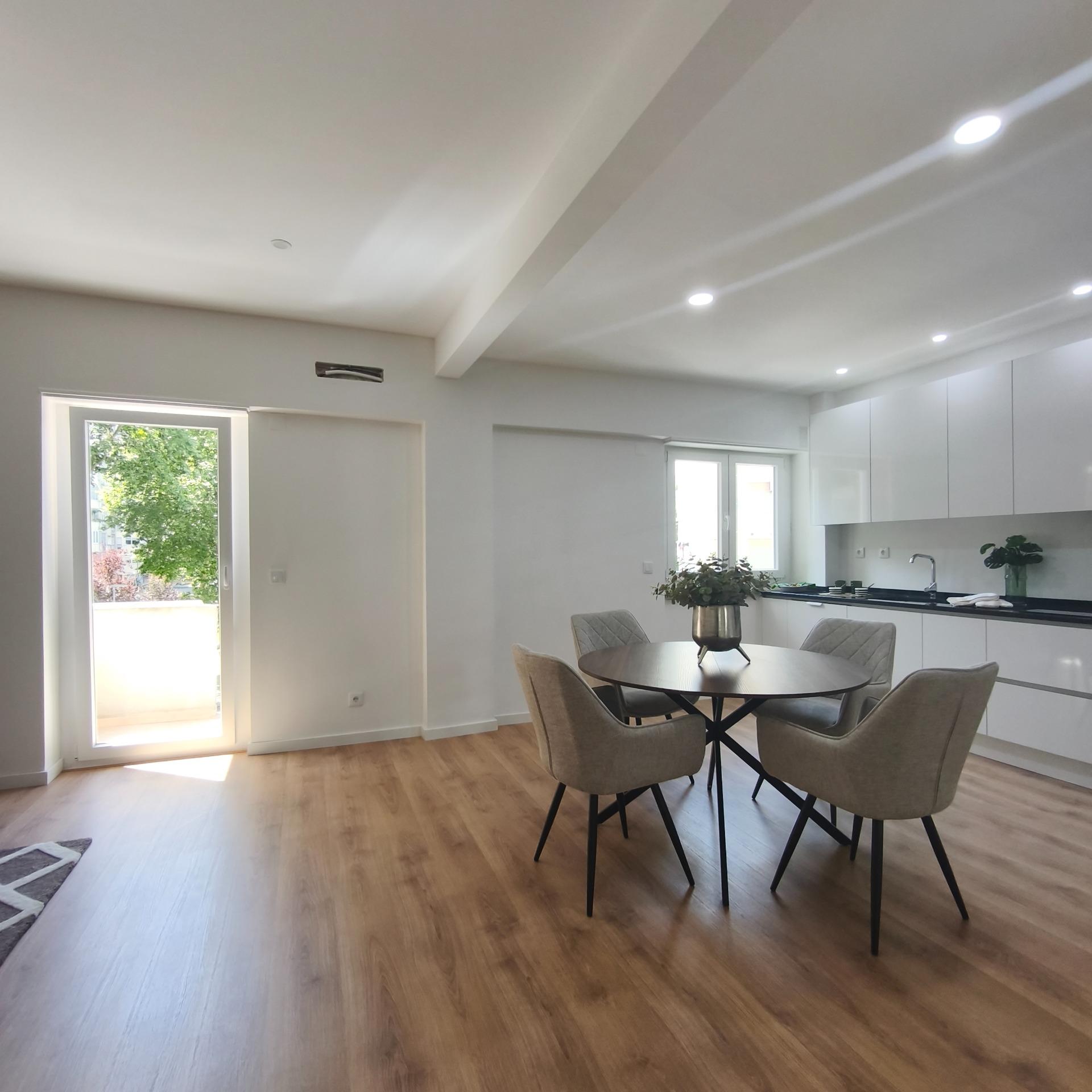 Apartamento de 3 habitaciones, cerca de servicios y transporte en Benfica