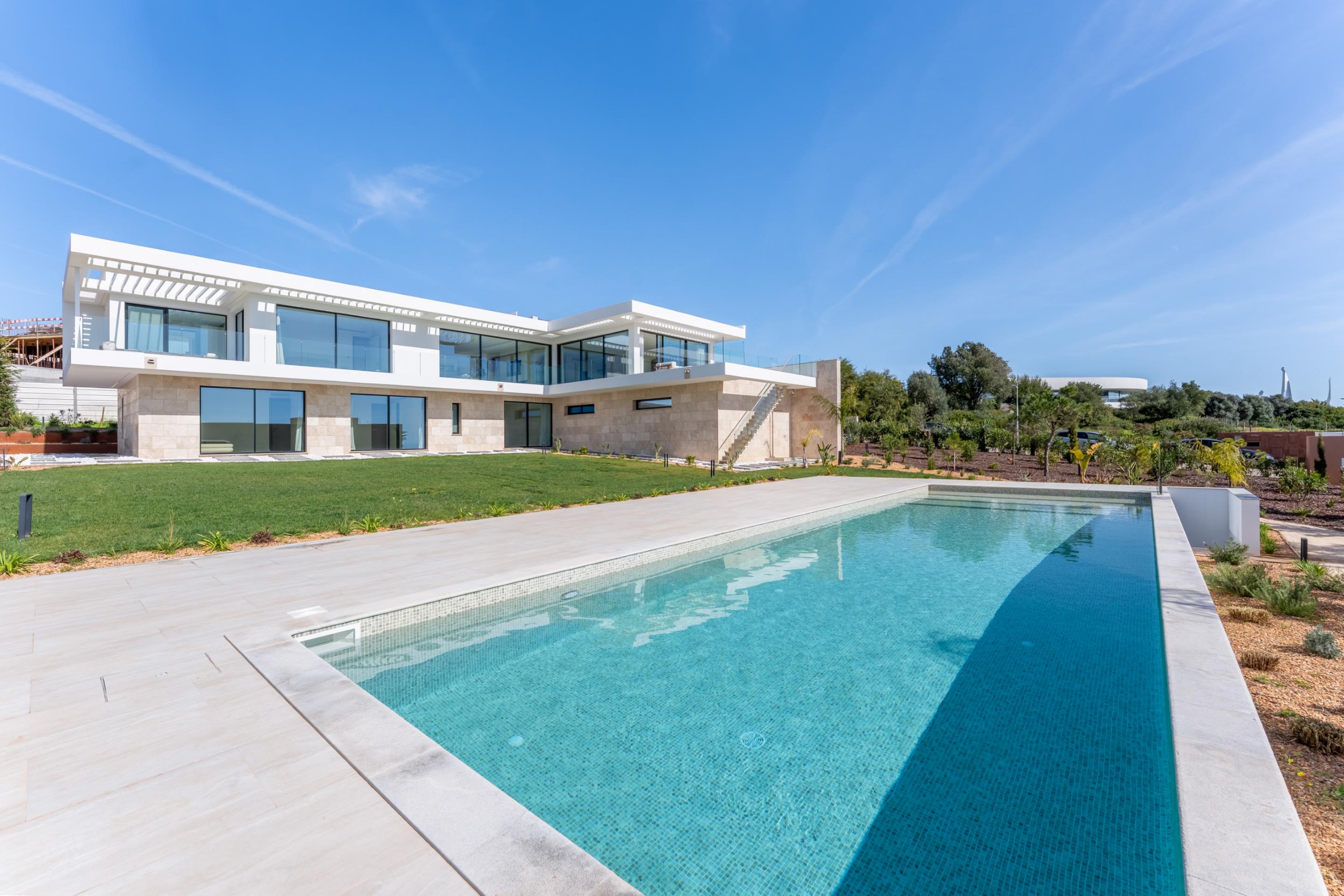 Luxury 4-Bedroom Villa with Panoramic Views over the Atlantic
