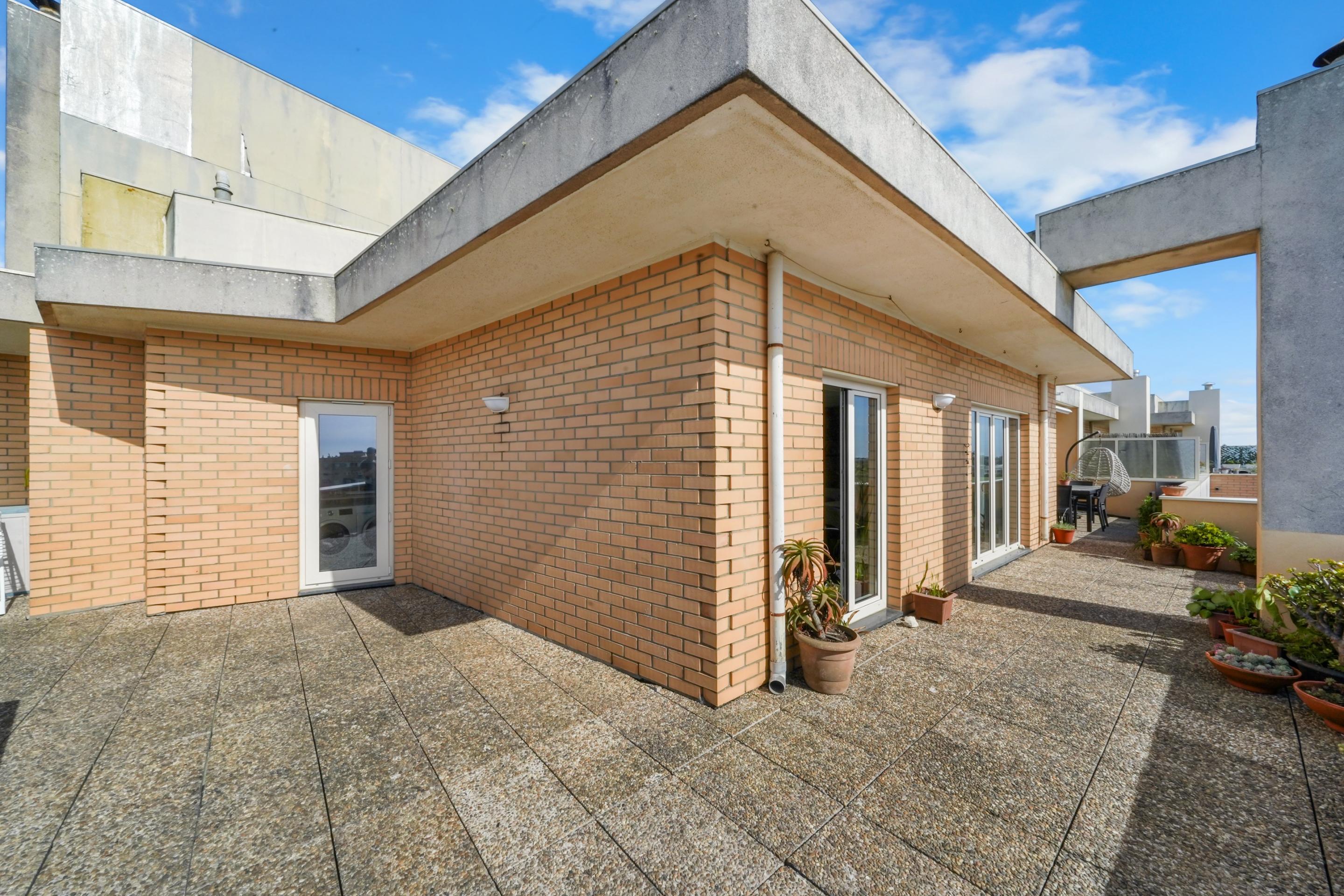 4-Bedroom Apartment with Spacious Terrace, Tennis Court and Garage, 900m from the Beach