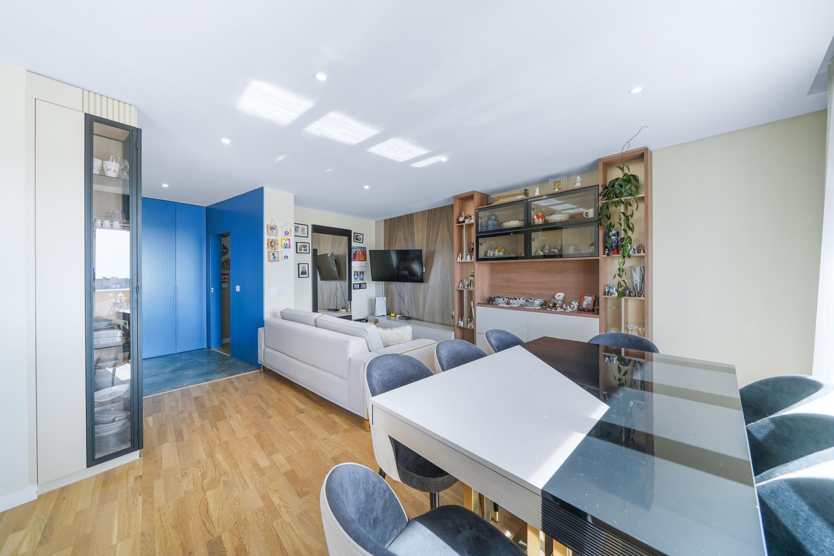 4-Bedroom Apartment with Spacious Terrace, Tennis Court and Garage, 900m from the Beach