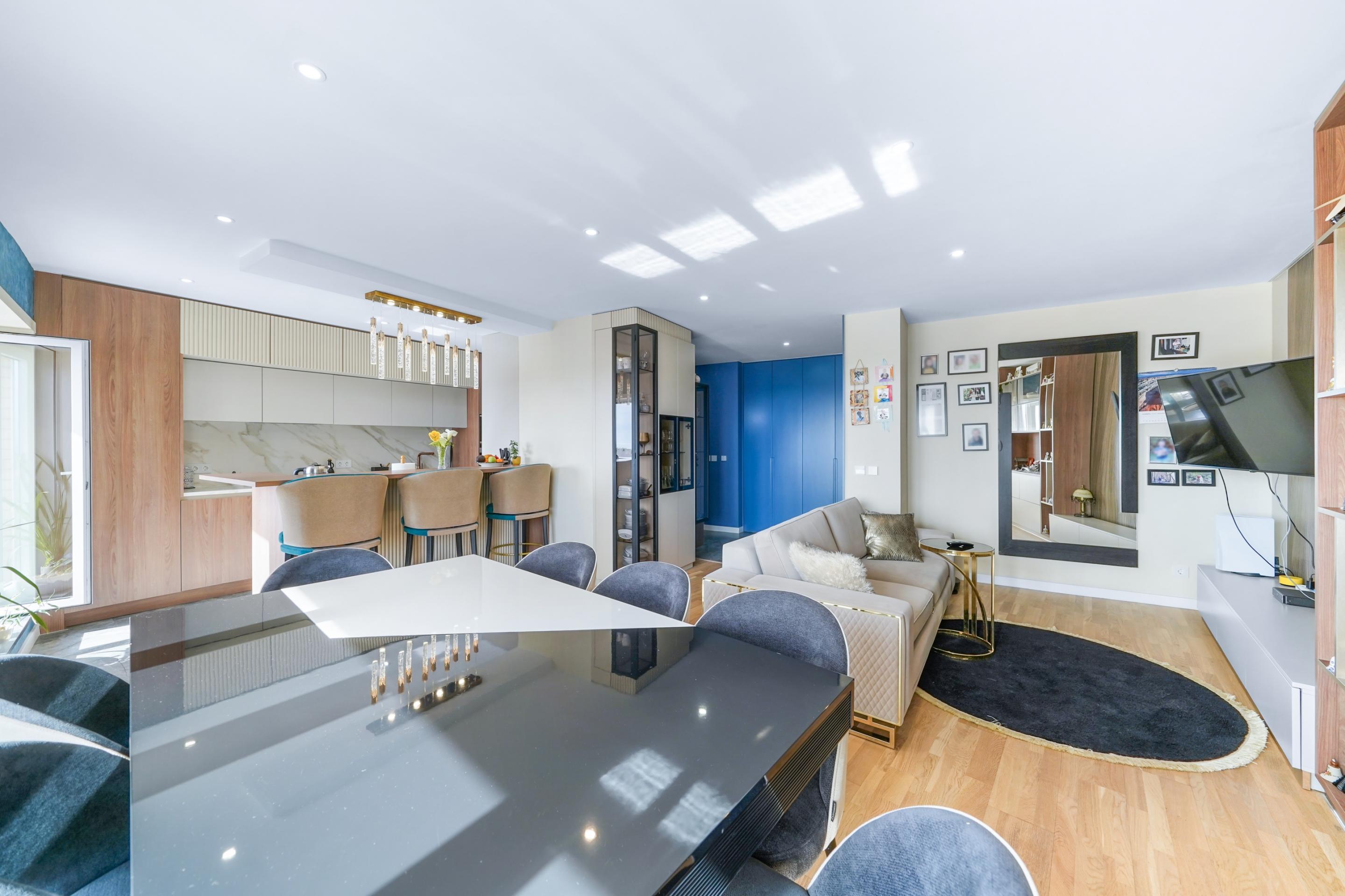 4-Bedroom Apartment with Spacious Terrace, Tennis Court and Garage, 900m from the Beach