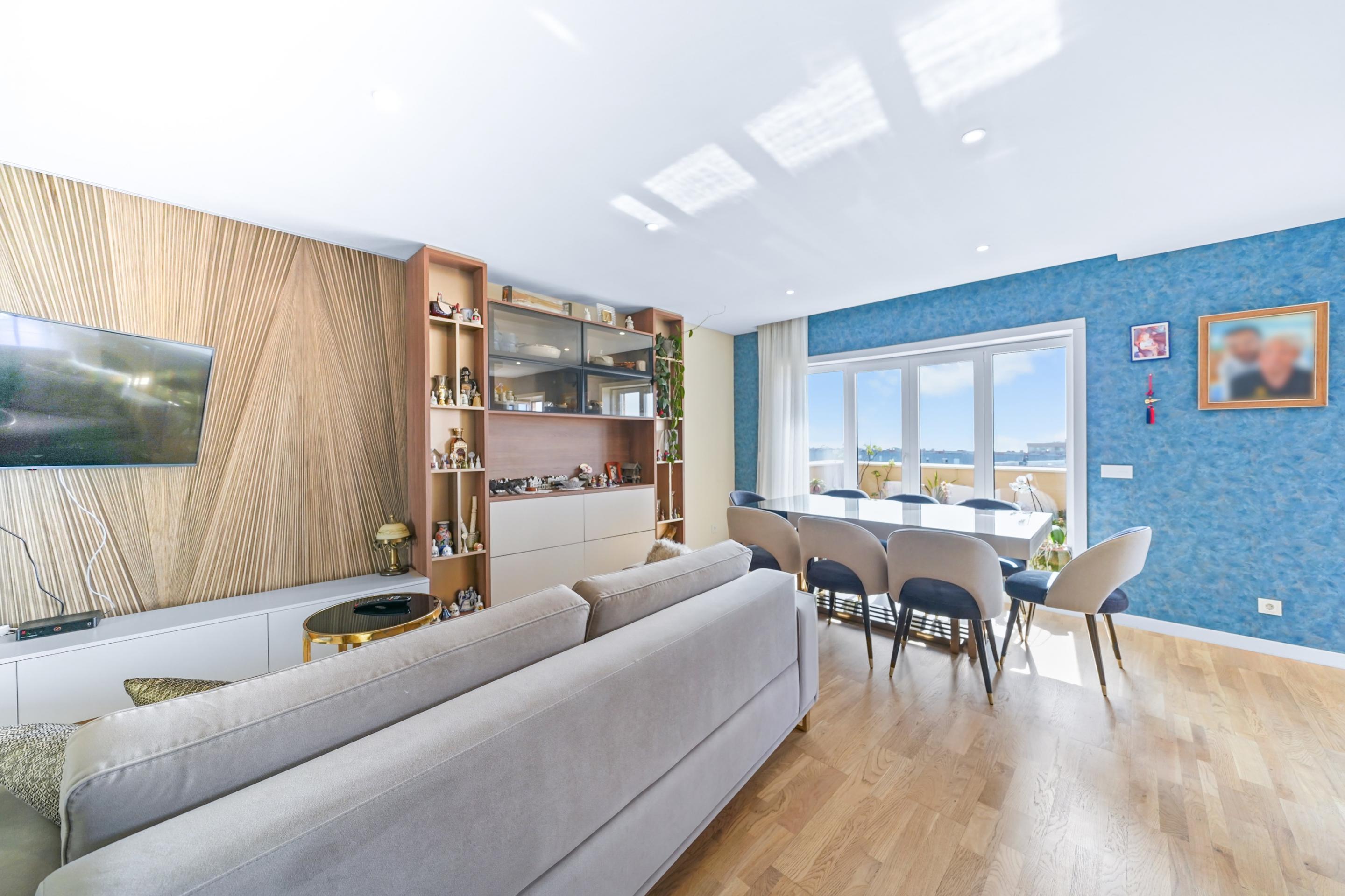 4-Bedroom Apartment with Spacious Terrace, Tennis Court and Garage, 900m from the Beach