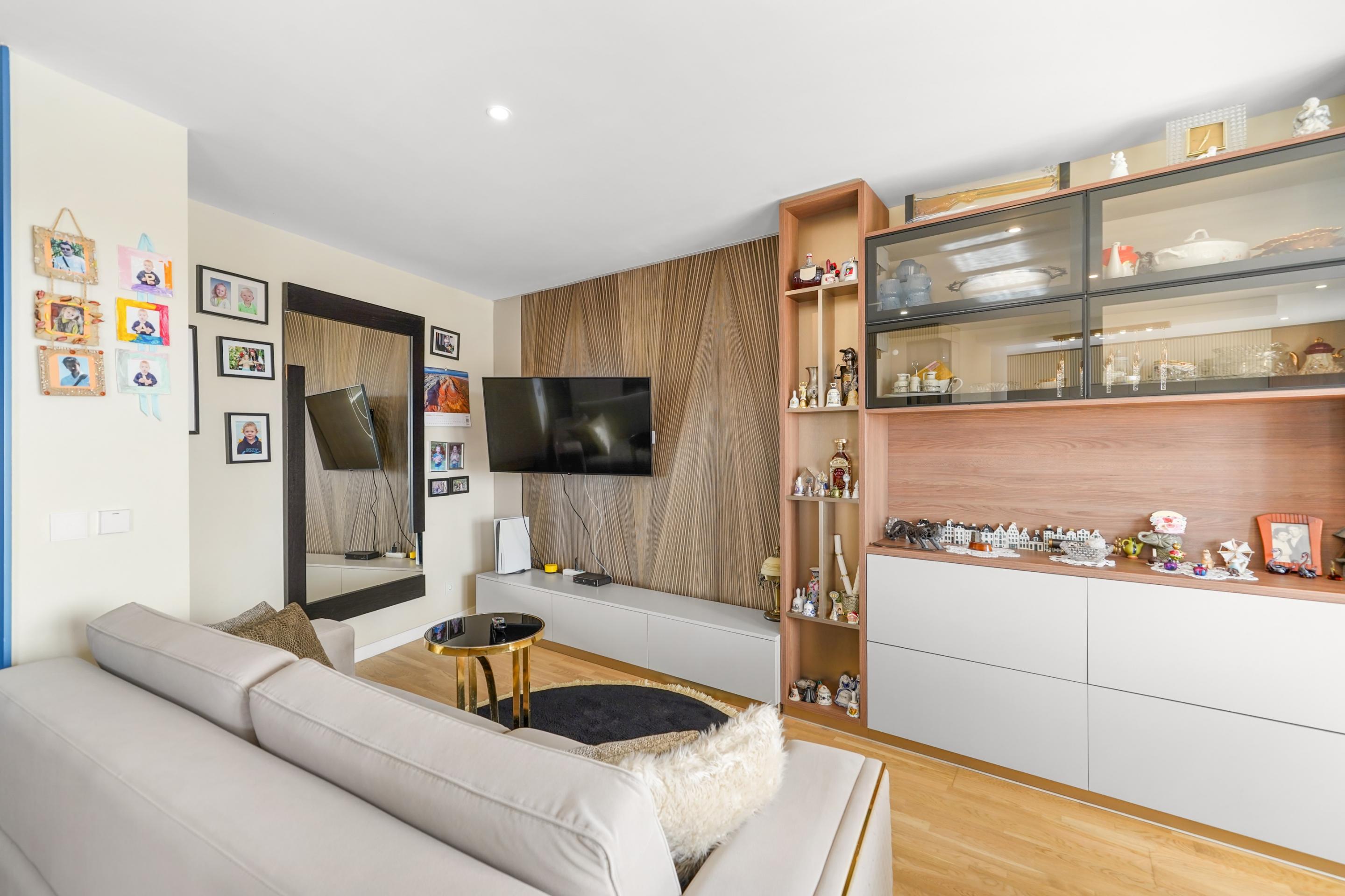 4-Bedroom Apartment with Spacious Terrace, Tennis Court and Garage, 900m from the Beach