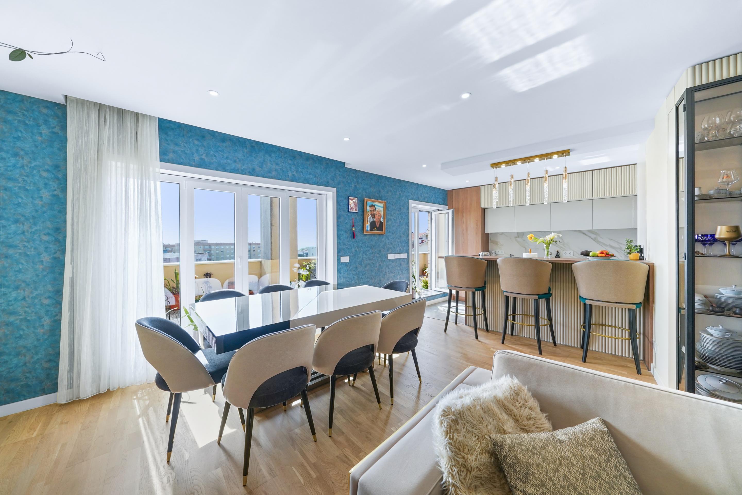 4-Bedroom Apartment with Spacious Terrace, Tennis Court and Garage, 900m from the Beach