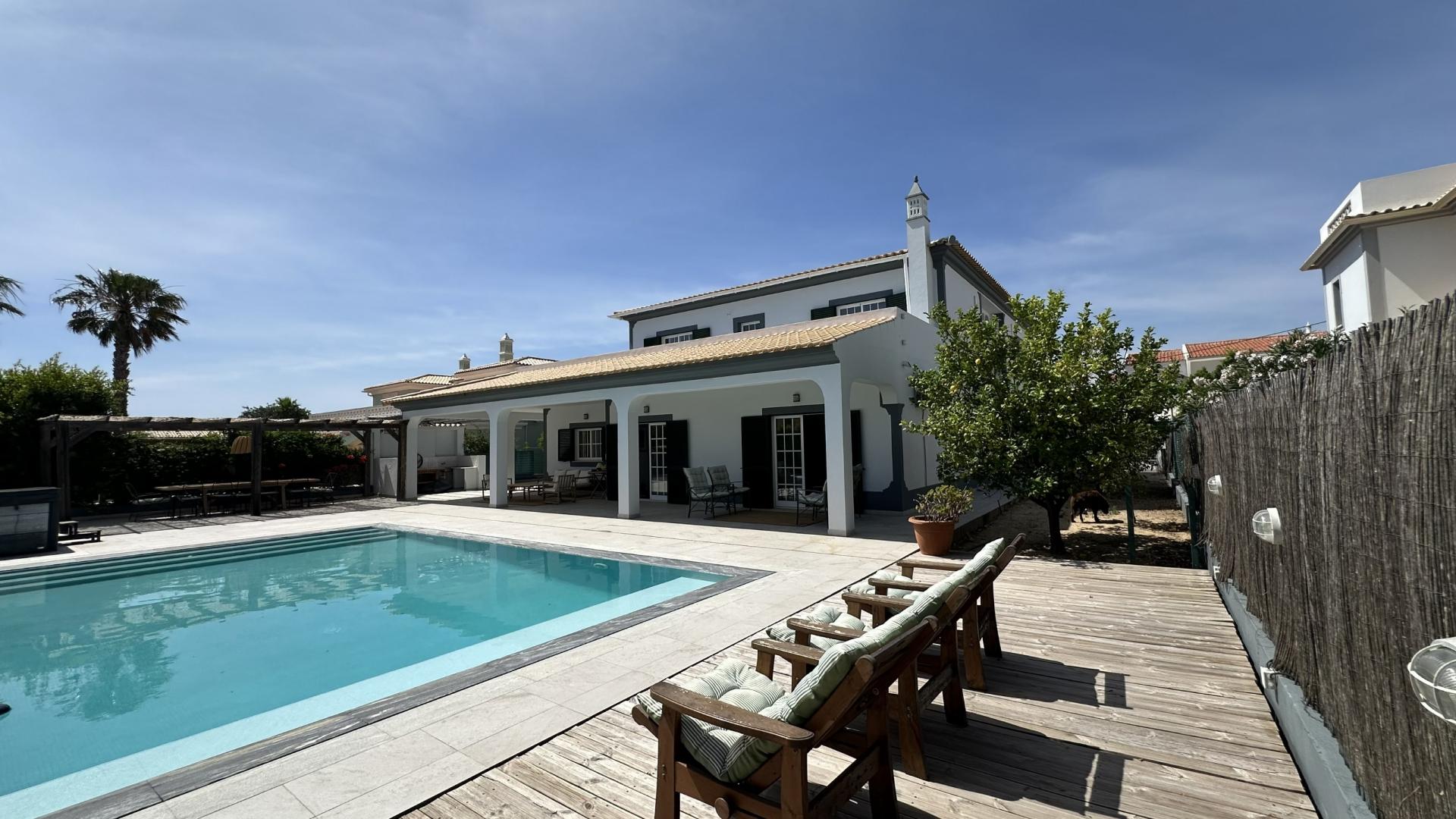 Viva o Melhor do Algarve: Moradia T5 com Piscina, Jacuzzi e Jardim em Almancil