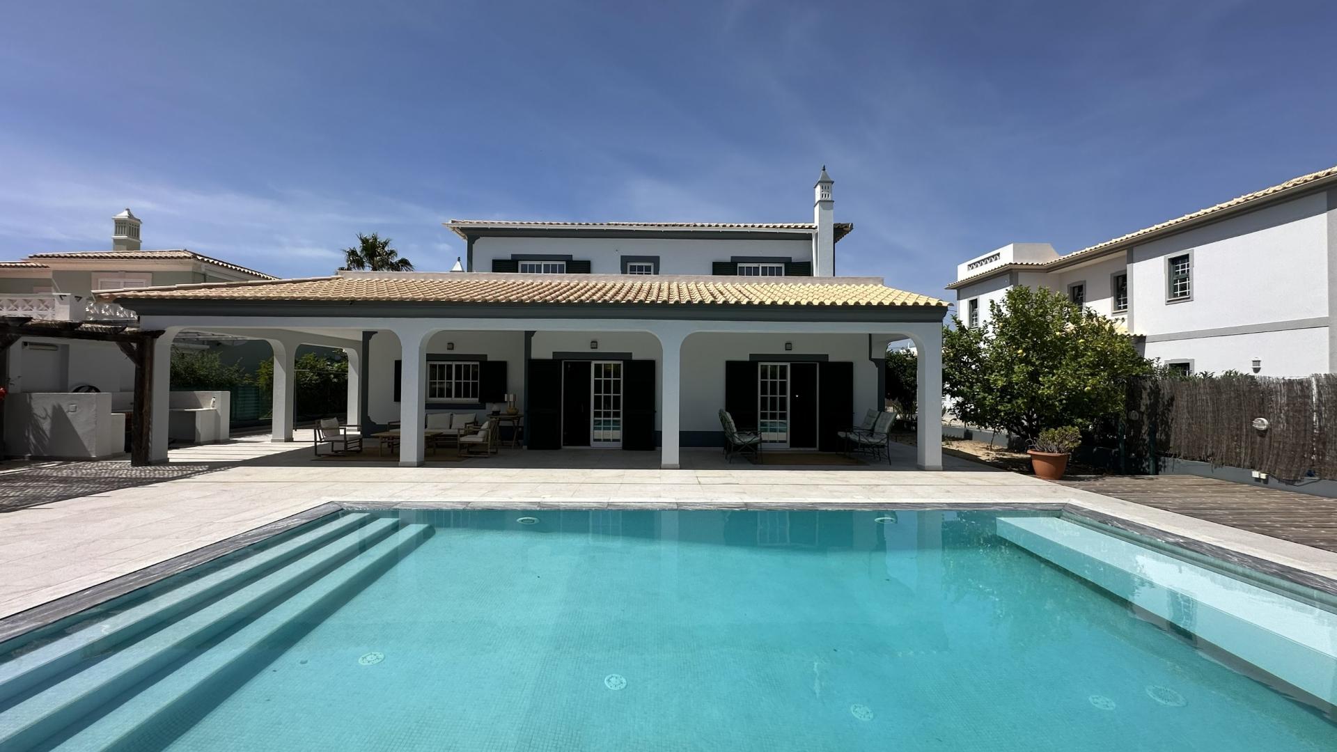 Live the Best of the Algarve: 5-Bedroom Villa with Pool, Jacuzzi and Garden in Almancil