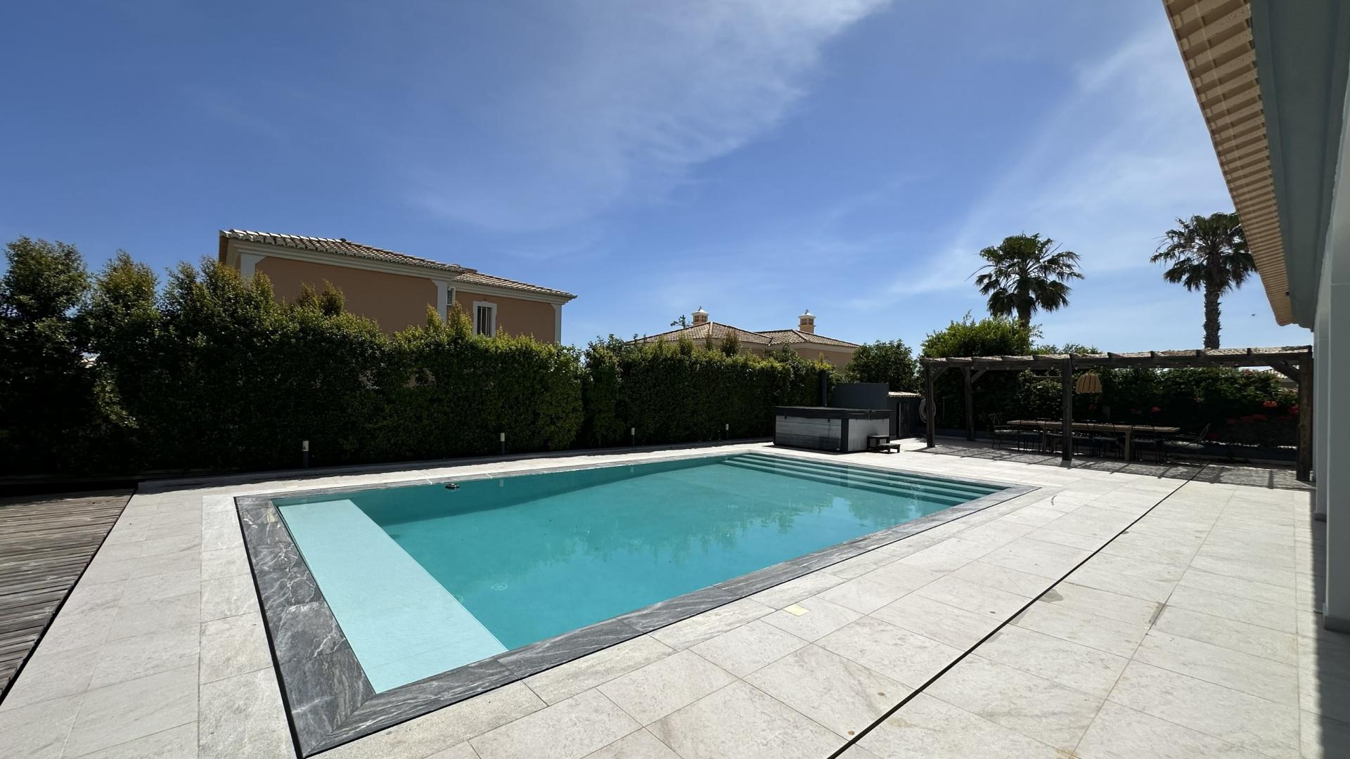 Live the Best of the Algarve: 5-Bedroom Villa with Pool, Jacuzzi and Garden in Almancil
