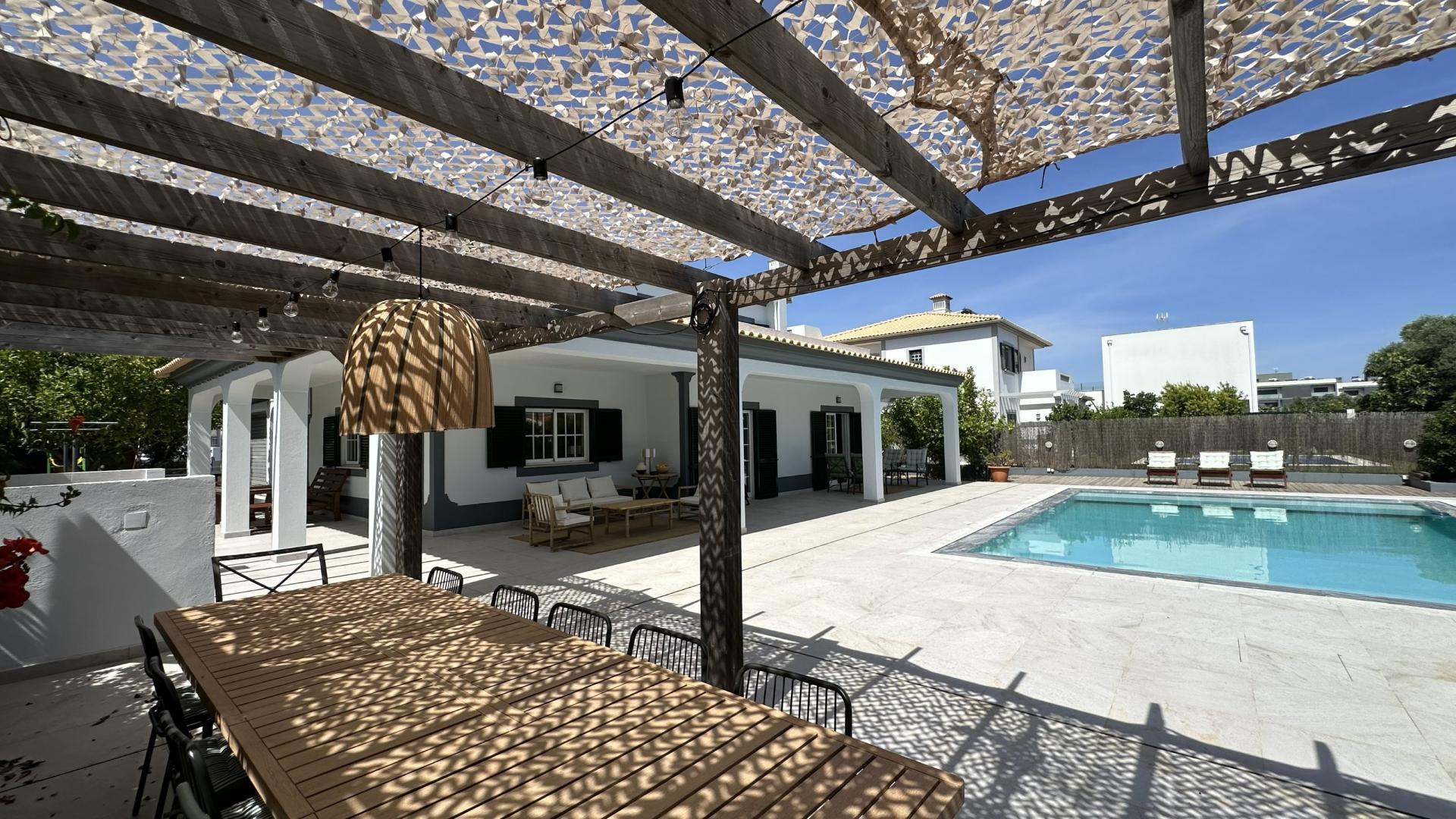 Live the Best of the Algarve: 5-Bedroom Villa with Pool, Jacuzzi and Garden in Almancil