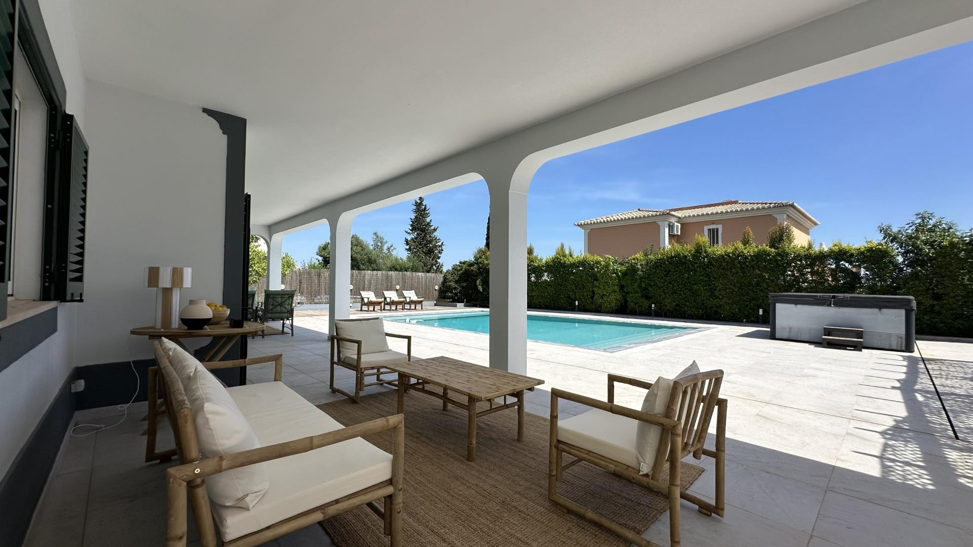 Live the Best of the Algarve: 5-Bedroom Villa with Pool, Jacuzzi and Garden in Almancil