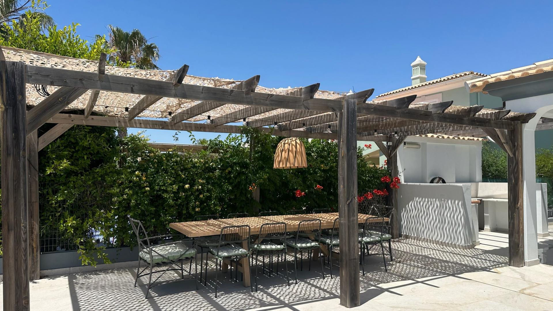 Live the Best of the Algarve: 5-Bedroom Villa with Pool, Jacuzzi and Garden in Almancil