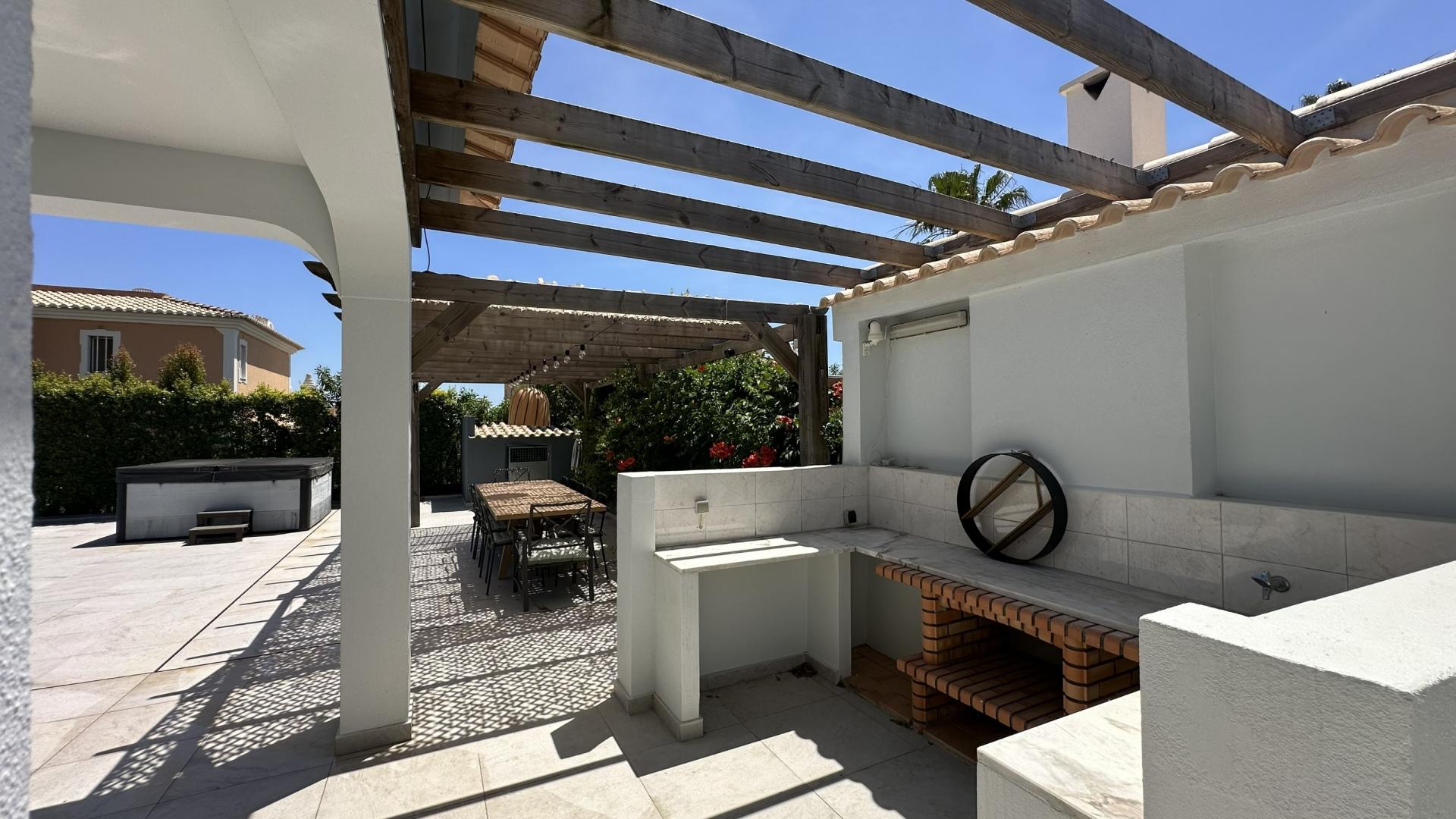 Live the Best of the Algarve: 5-Bedroom Villa with Pool, Jacuzzi and Garden in Almancil