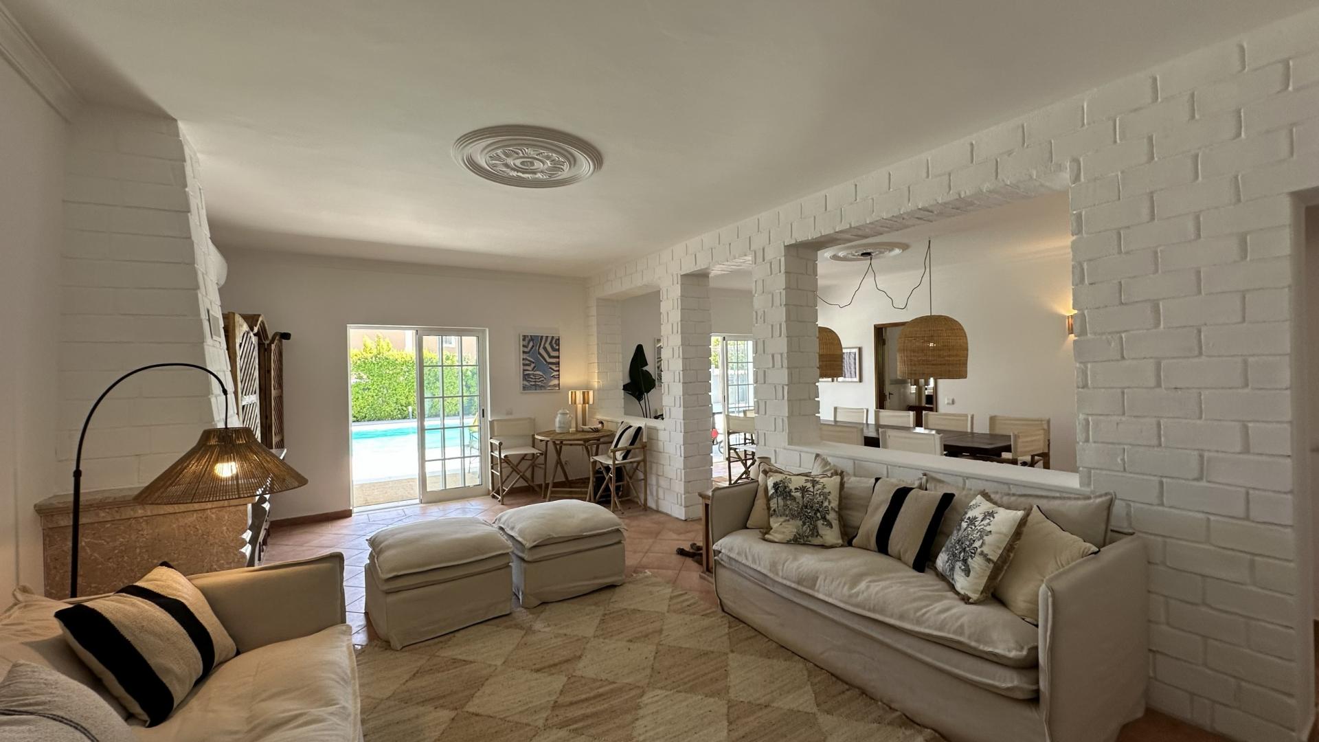 Live the Best of the Algarve: 5-Bedroom Villa with Pool, Jacuzzi and Garden in Almancil