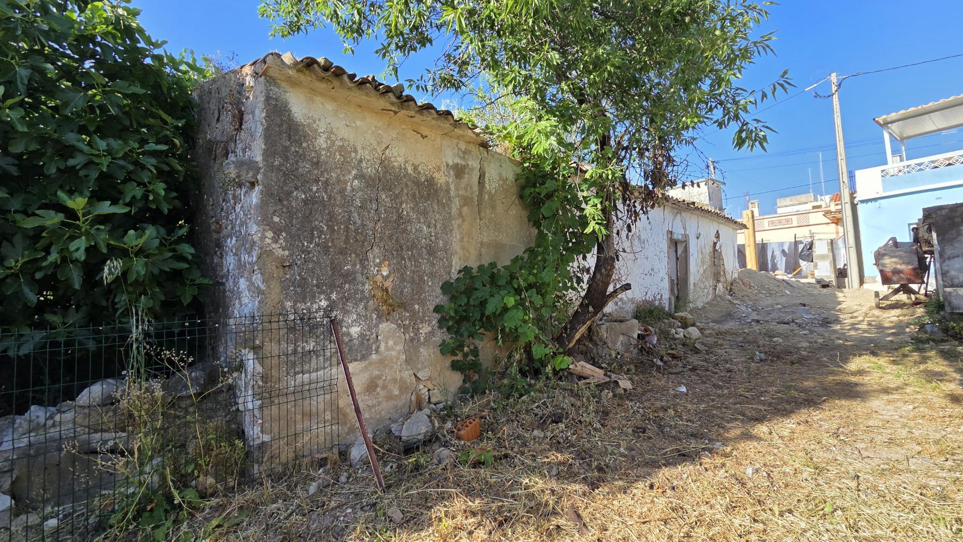 Refugio Algarvío con Proyecto de Reconstrucción Listo para Construir