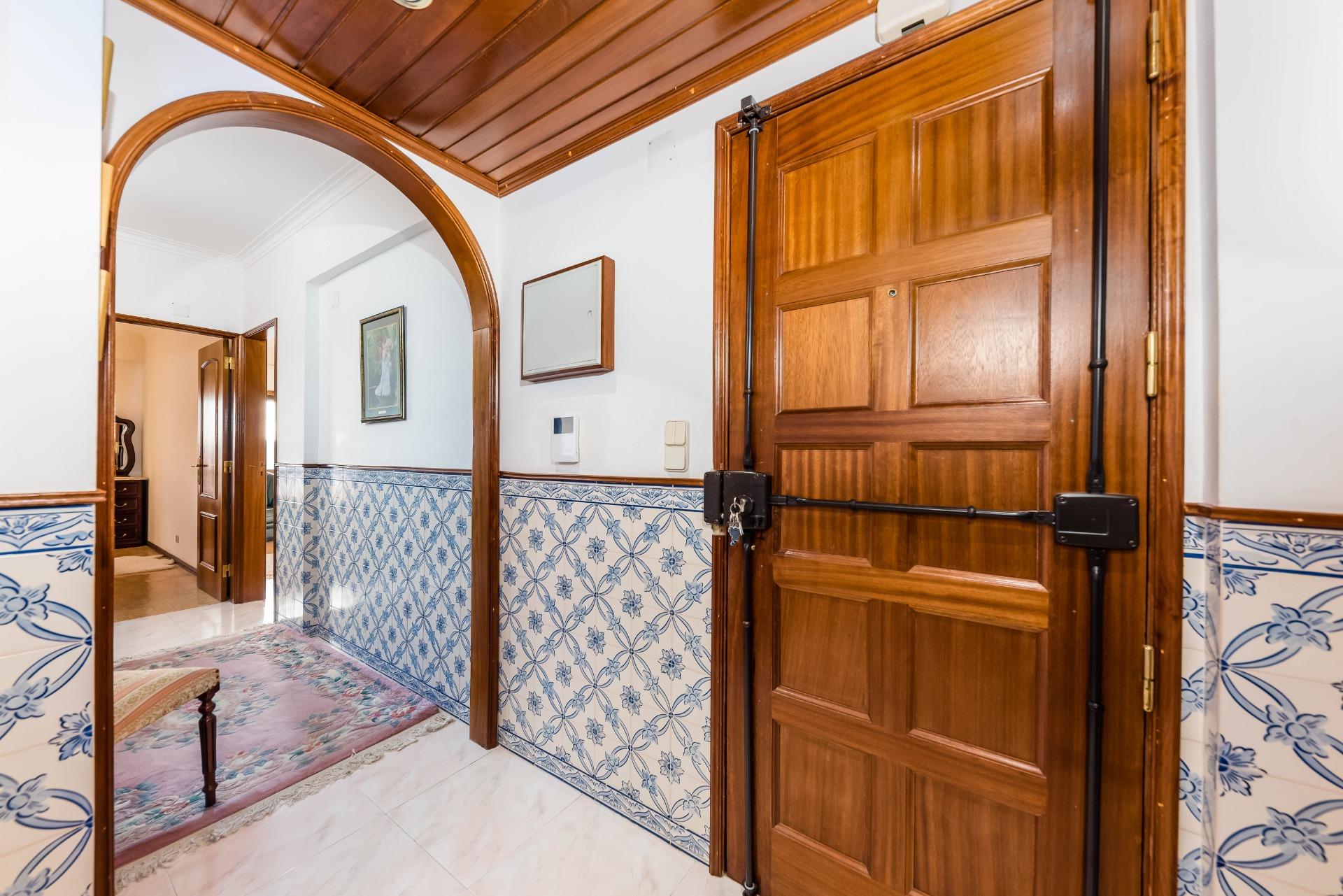 3-Bedroom Apartment with Garage and Balconies – Cascais