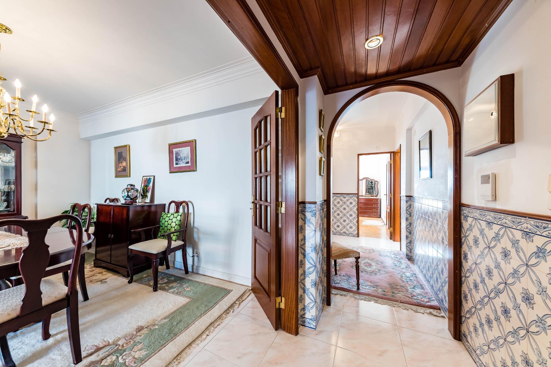 3-Bedroom Apartment with Garage and Balconies – Cascais