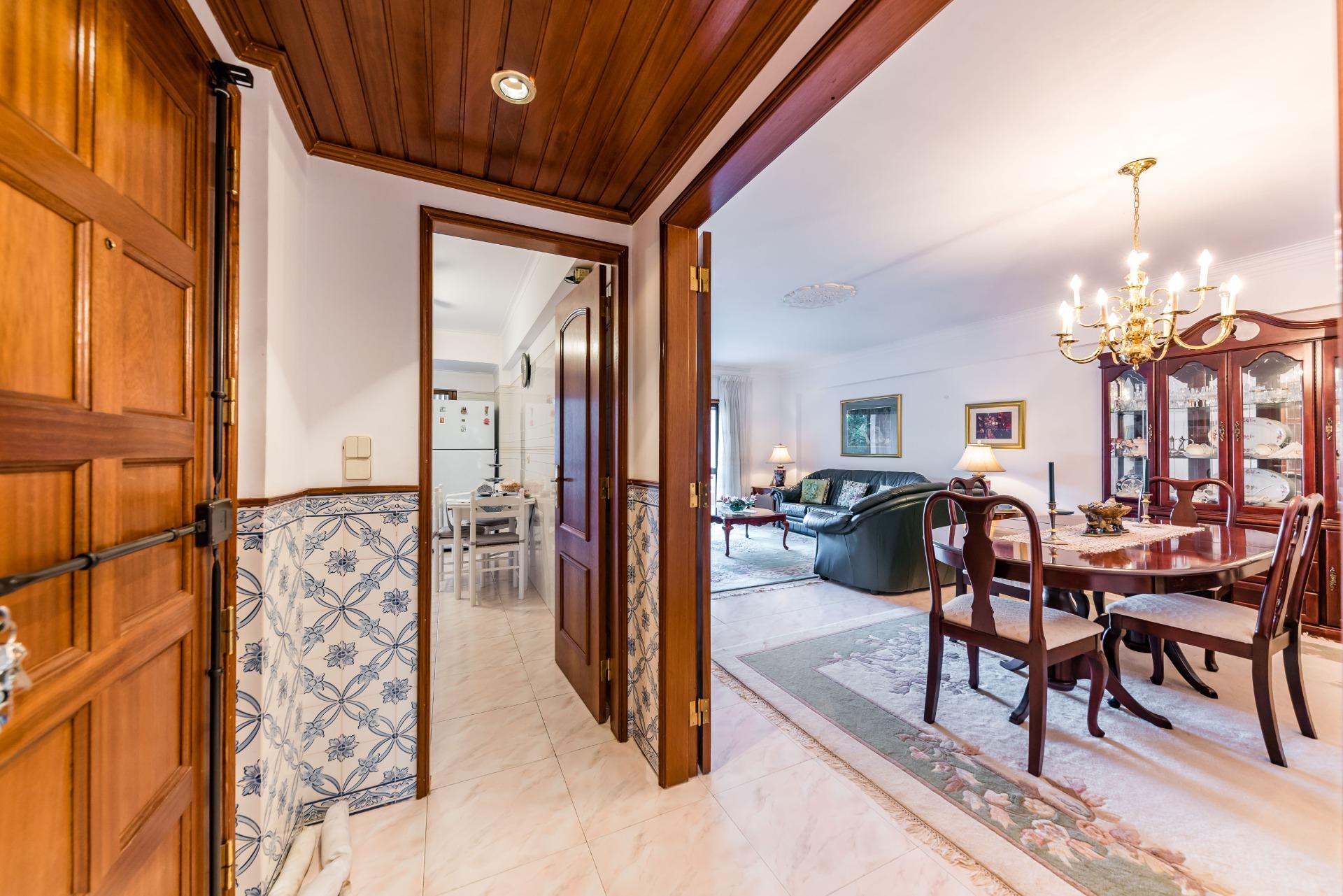 3-Bedroom Apartment with Garage and Balconies – Cascais