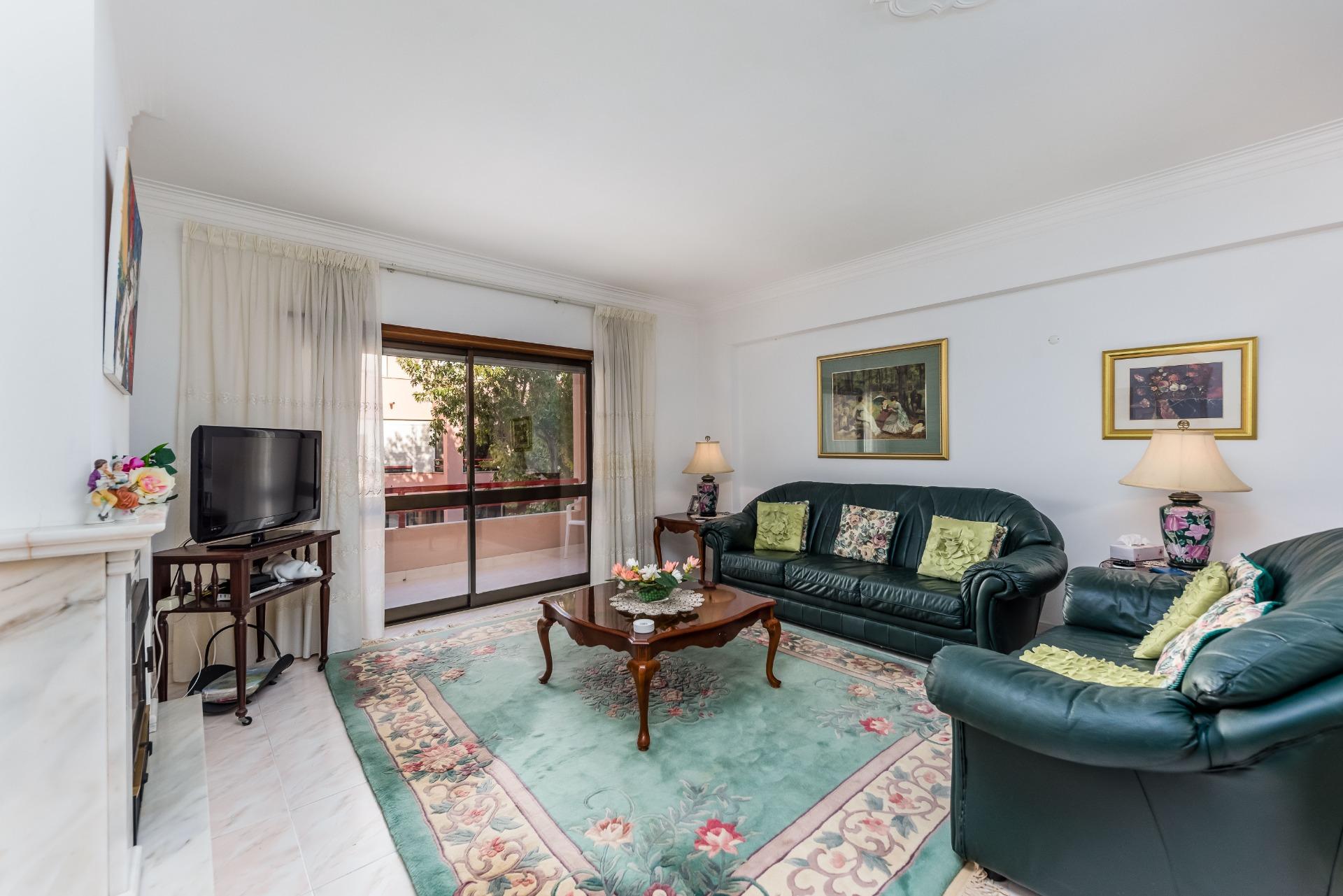 3-Bedroom Apartment with Garage and Balconies – Cascais