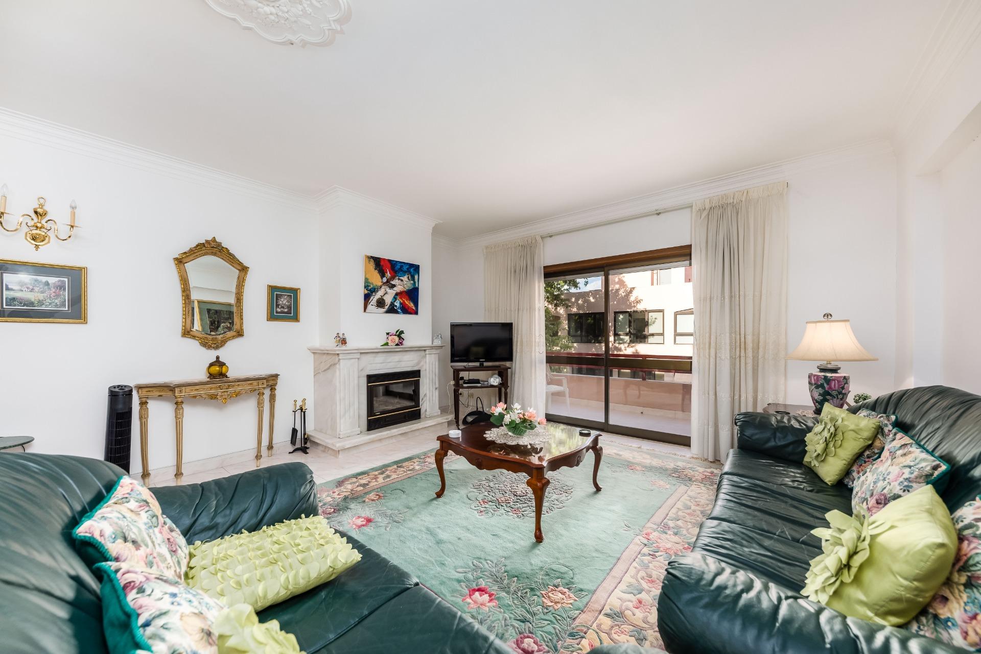 3-Bedroom Apartment with Garage and Balconies – Cascais