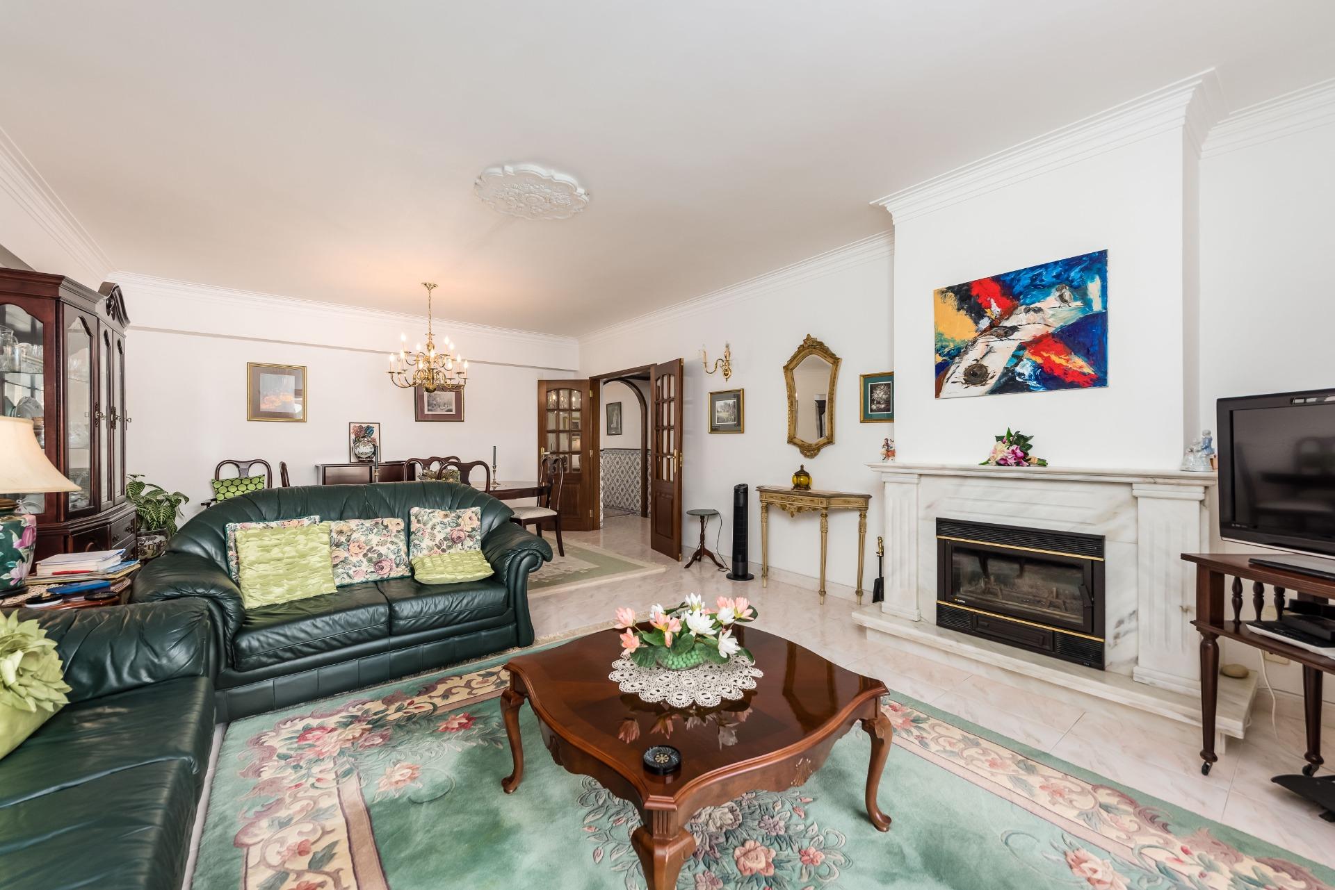 3-Bedroom Apartment with Garage and Balconies – Cascais