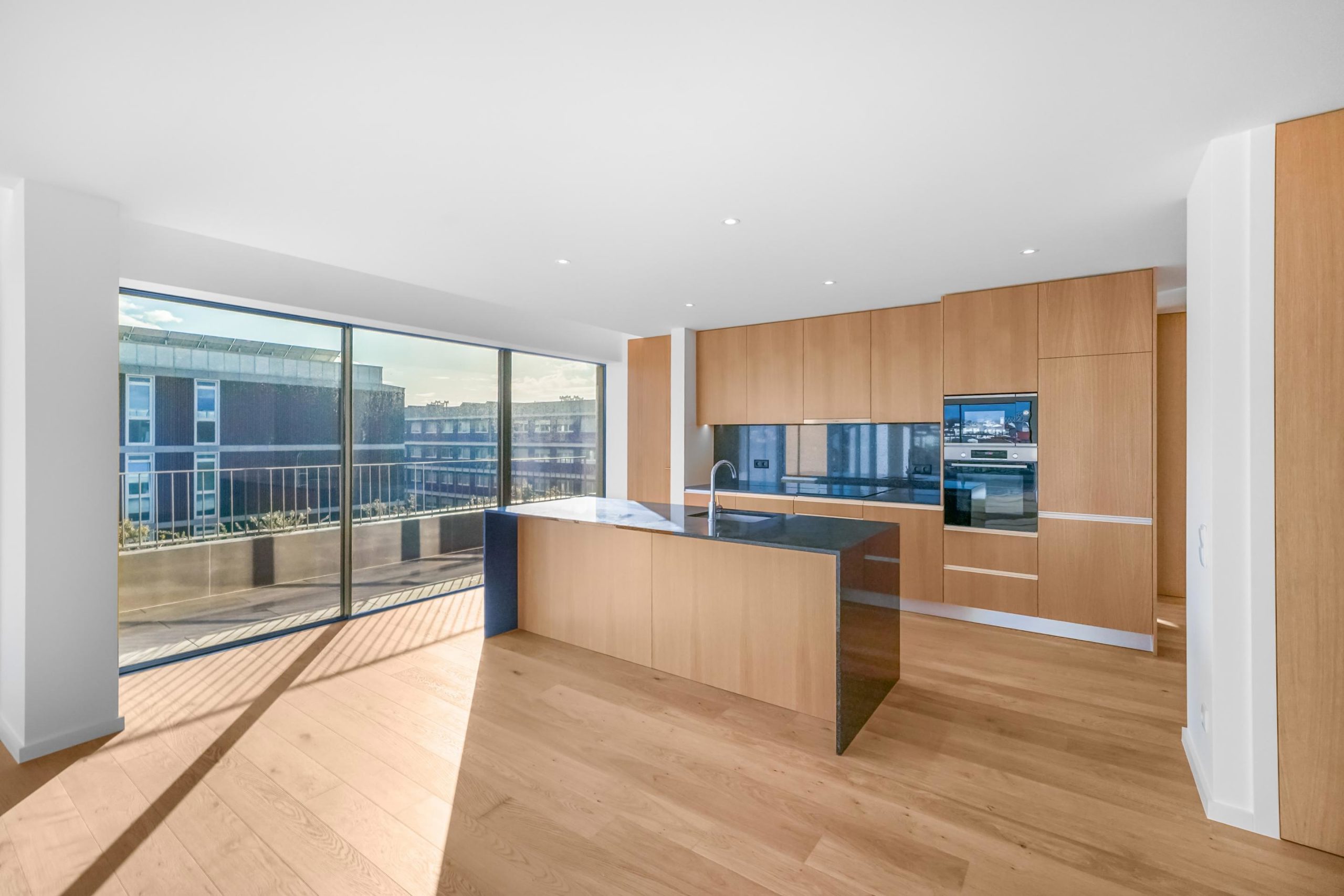 New 4-Bedroom Apartment with Wraparound Balconies in Matosinhos Sul