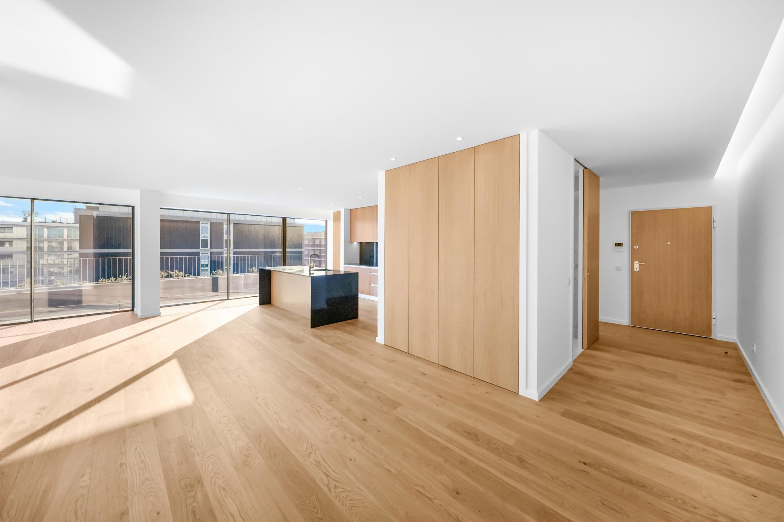 New 4-Bedroom Apartment with Wraparound Balconies in Matosinhos Sul
