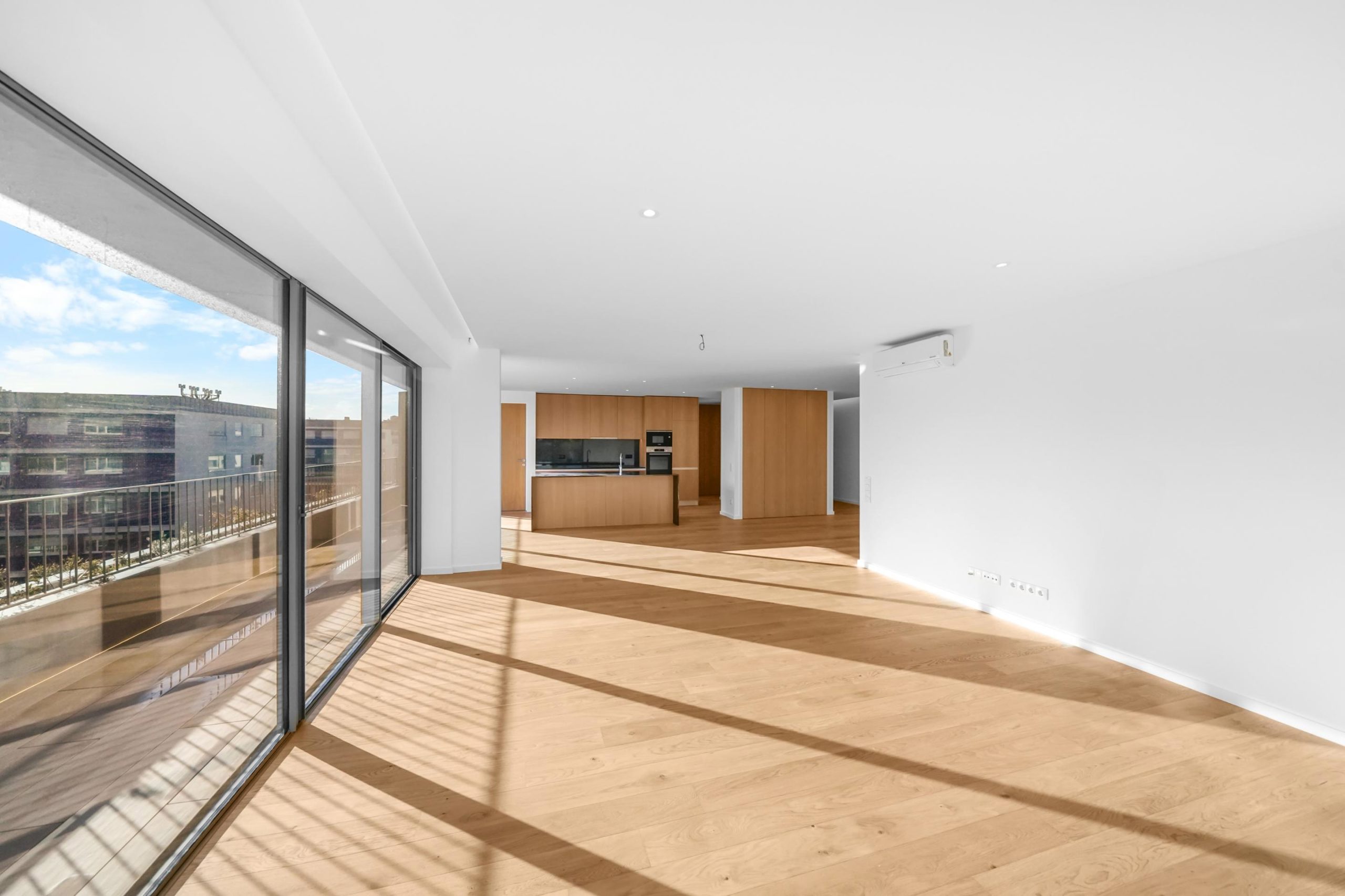 New 4-Bedroom Apartment with Wraparound Balconies in Matosinhos Sul