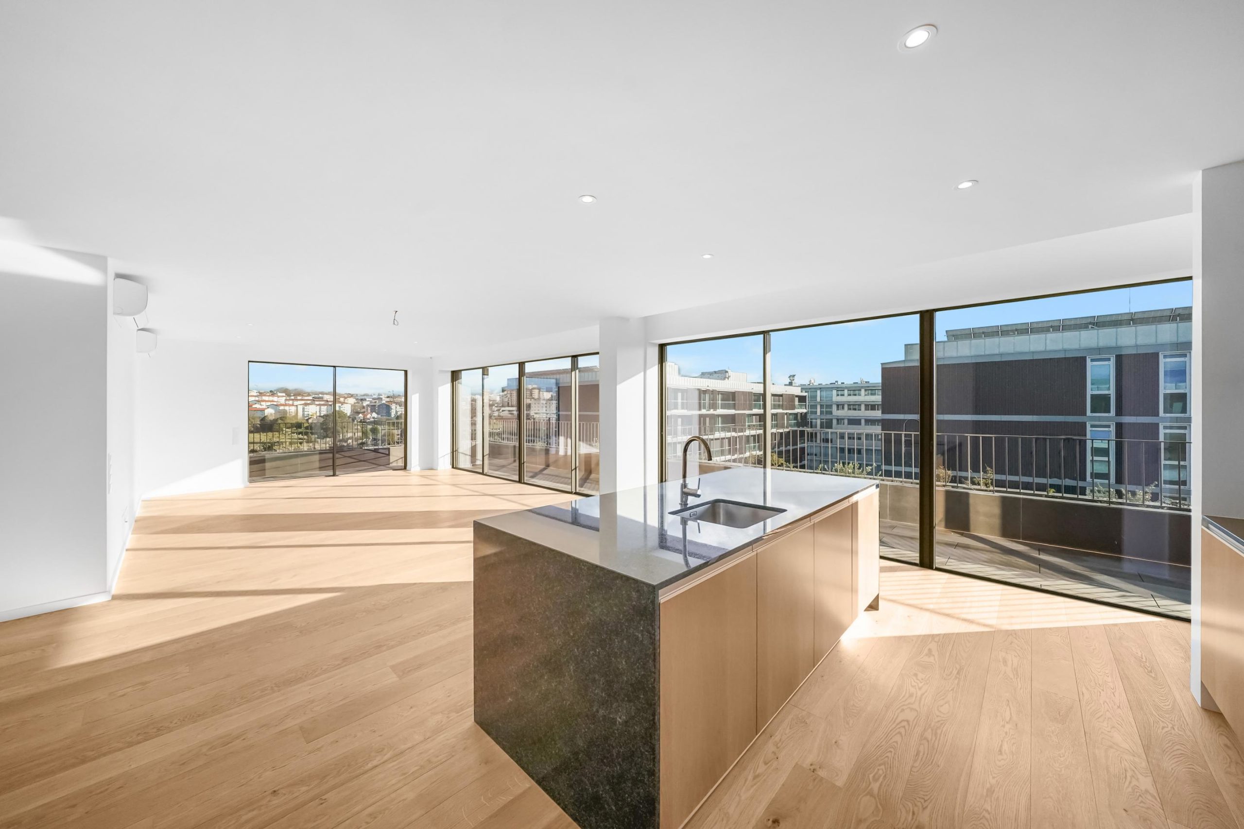 New 4-Bedroom Apartment with Wraparound Balconies in Matosinhos Sul