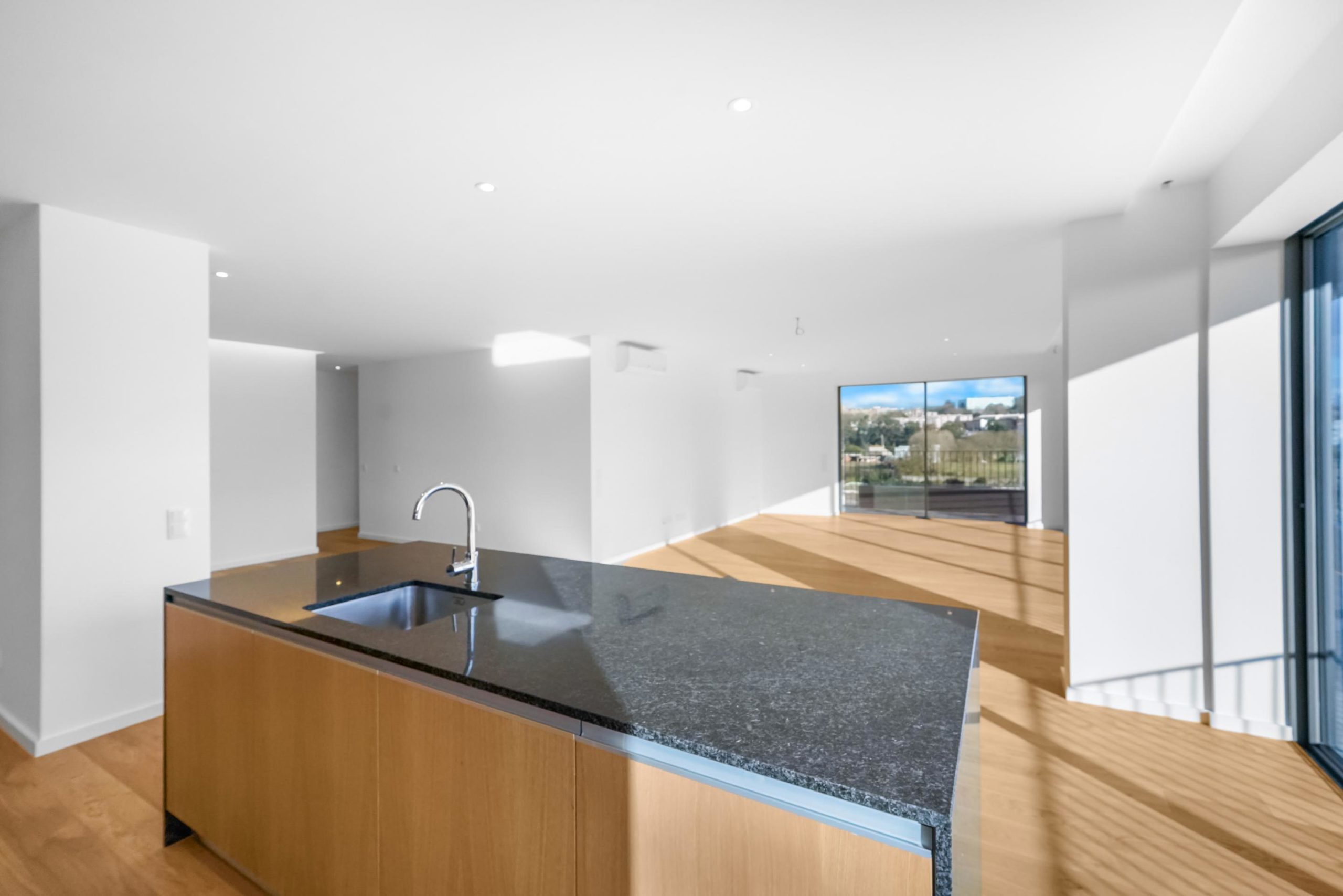 New 4-Bedroom Apartment with Wraparound Balconies in Matosinhos Sul